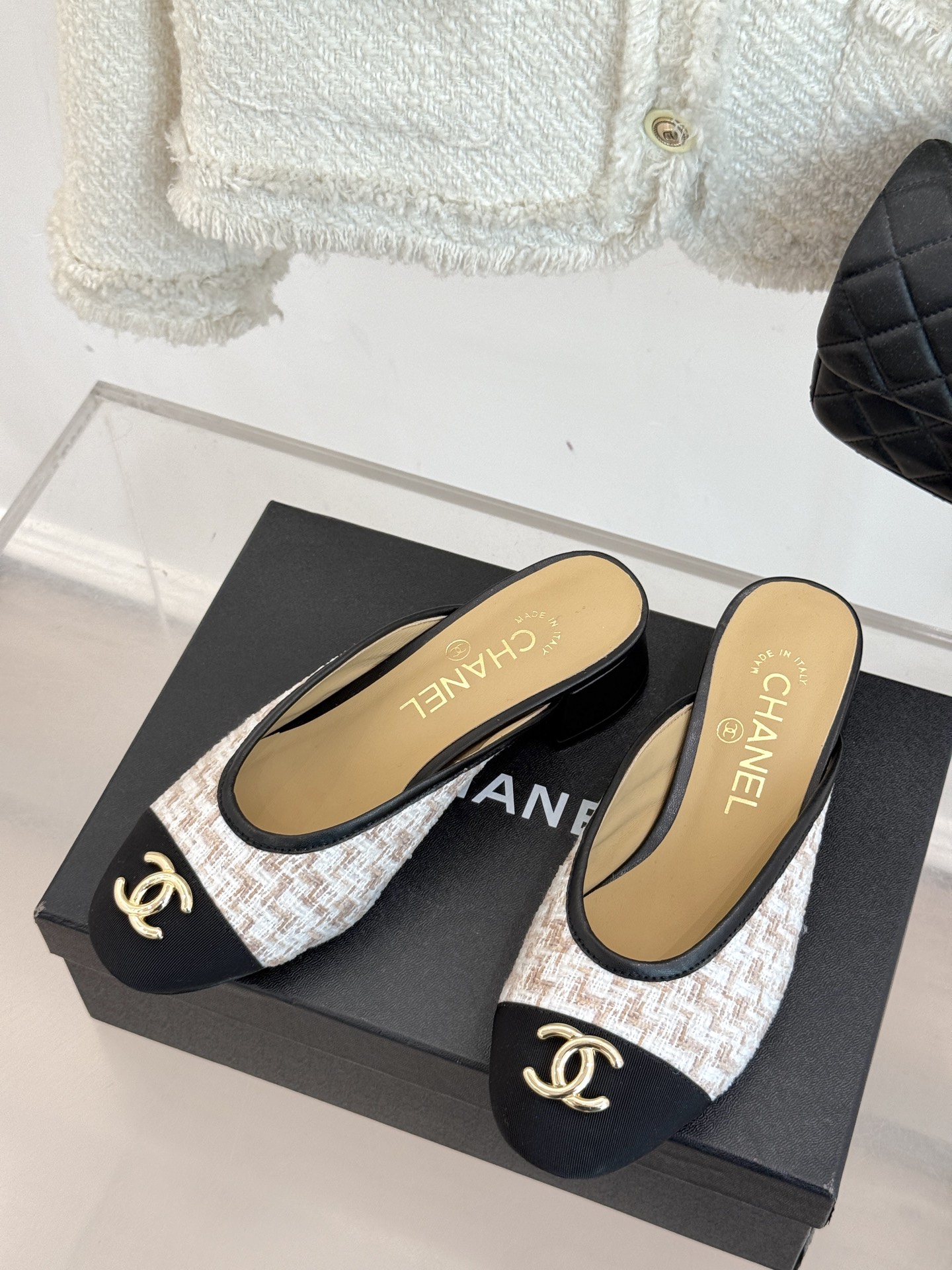
CHANE*｜小香经典春夏新品
网纱水钻双C粗跟半拖拖鞋
这一季的春款真的太爱了！
网面若隐若现 性感