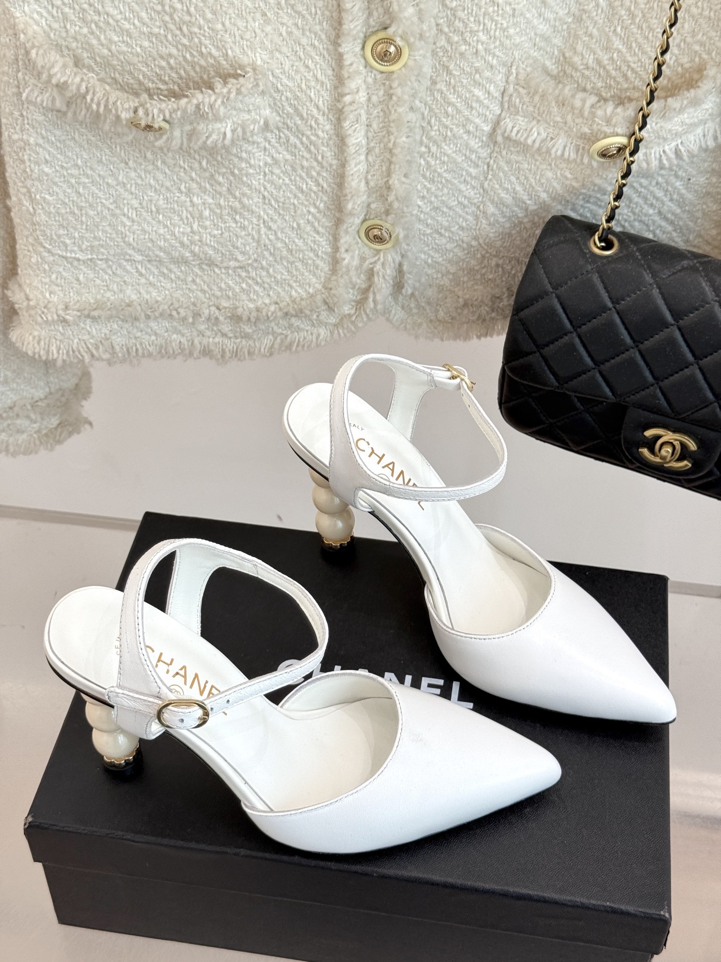 CHANE* |小香25ss春夏新品
性感珍珠跟高跟凉鞋
很经典百搭的设计
无论什么场合都可以ho