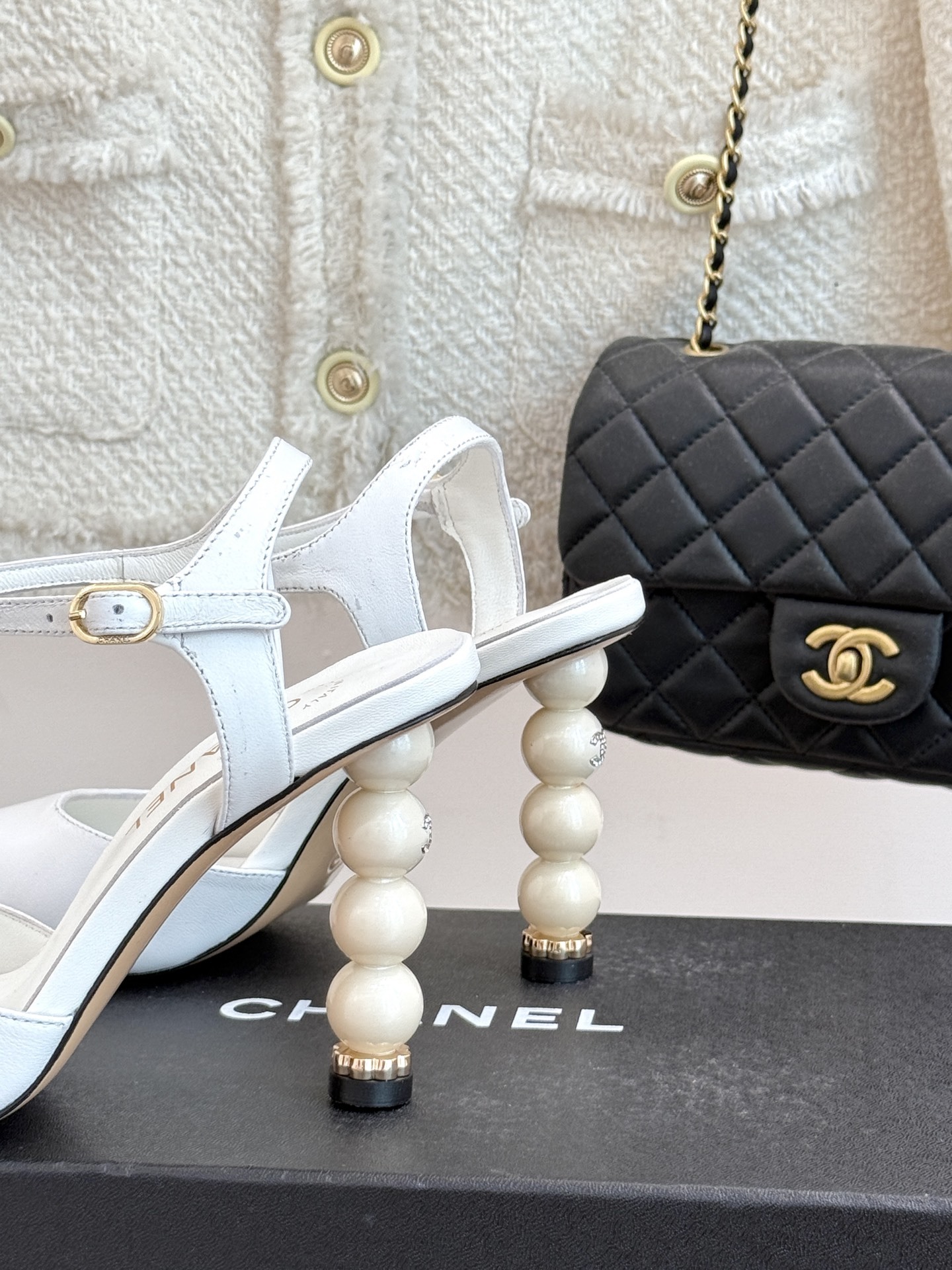 CHANE* |小香25ss春夏新品
性感珍珠跟高跟凉鞋
很经典百搭的设计
无论什么场合都可以ho