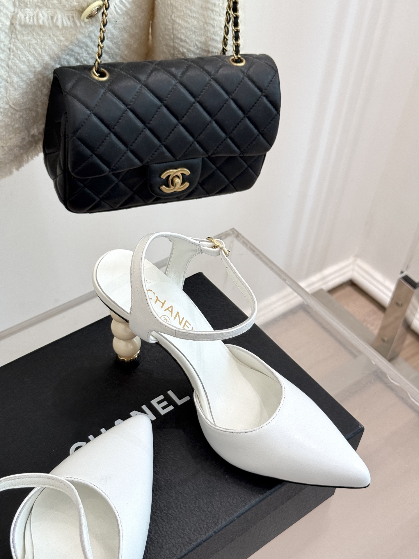 CHANE* |小香25ss春夏新品
性感珍珠跟高跟凉鞋
很经典百搭的设计
无论什么场合都可以ho
