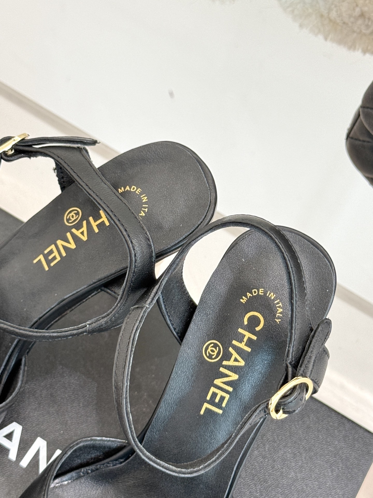 CHANE* |小香25ss春夏新品
性感珍珠跟高跟凉鞋
很经典百搭的设计
无论什么场合都可以ho