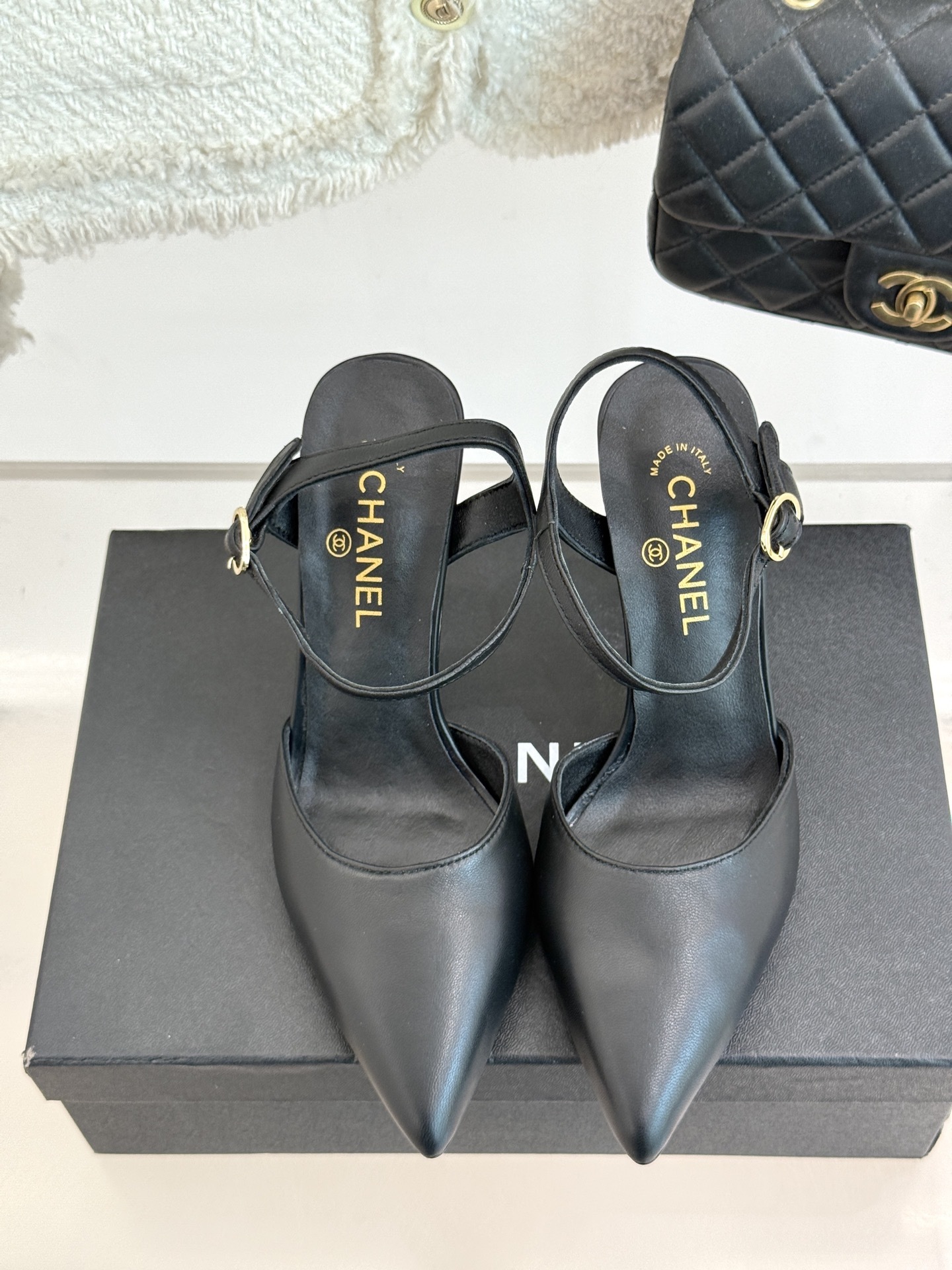 CHANE* |小香25ss春夏新品
性感珍珠跟高跟凉鞋
很经典百搭的设计
无论什么场合都可以ho