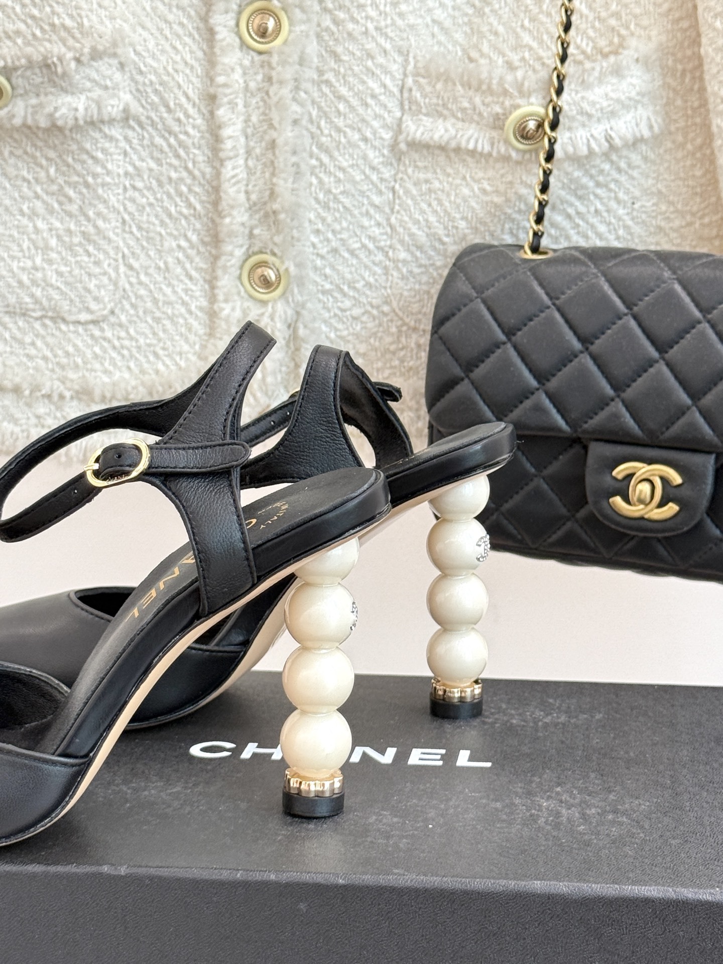 CHANE* |小香25ss春夏新品
性感珍珠跟高跟凉鞋
很经典百搭的设计
无论什么场合都可以ho