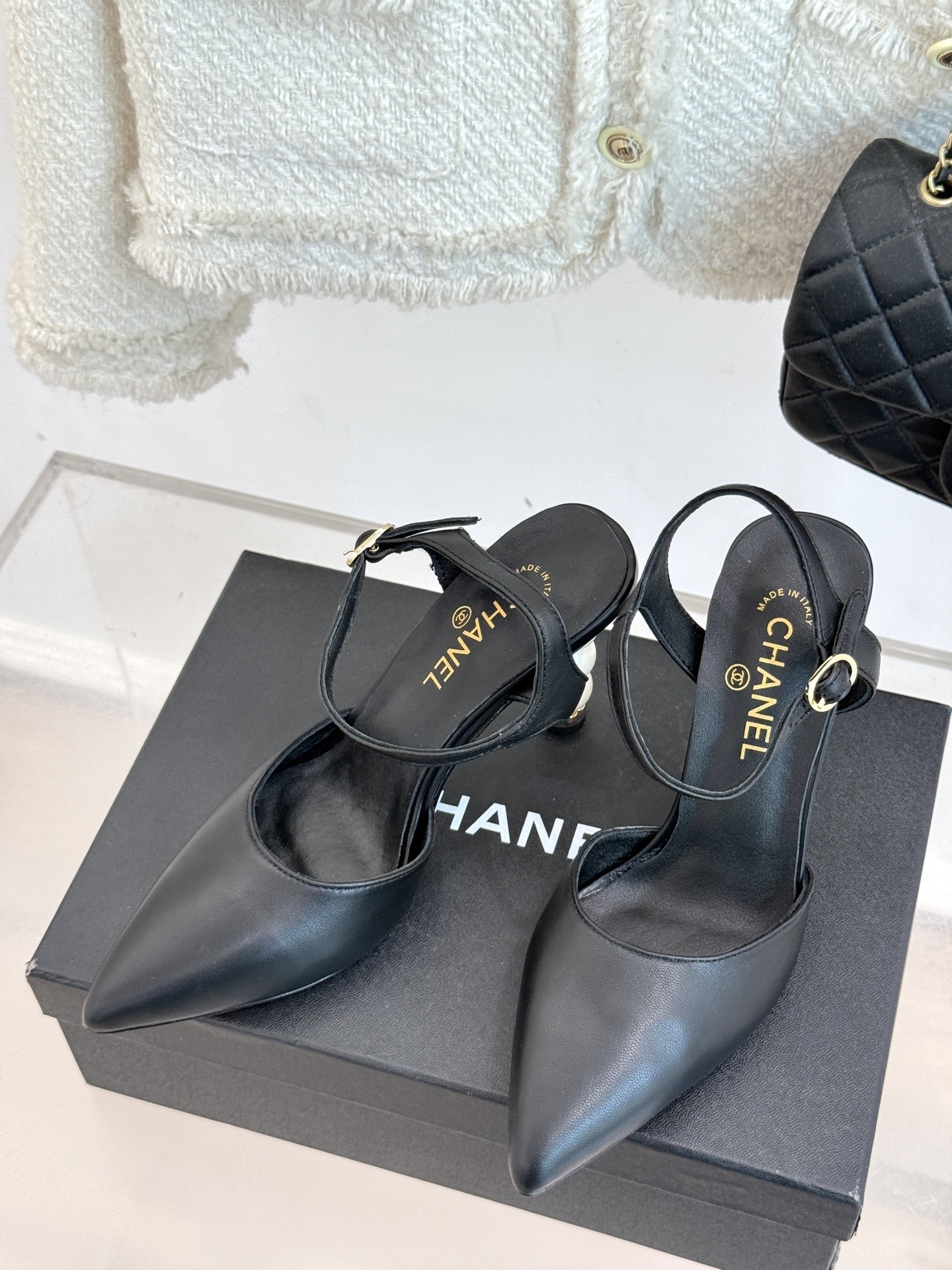 CHANE* |小香25ss春夏新品
性感珍珠跟高跟凉鞋
很经典百搭的设计
无论什么场合都可以ho