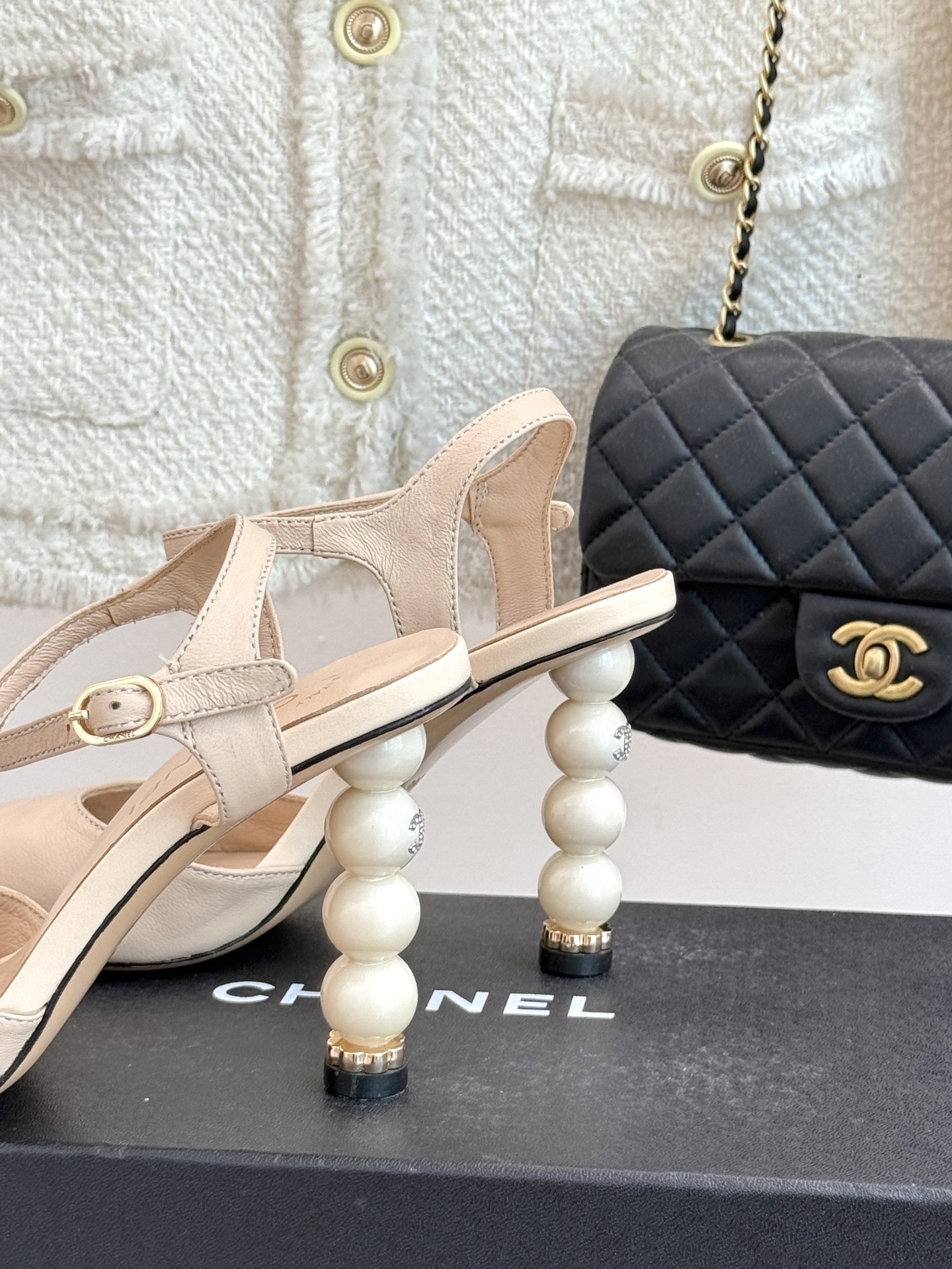 CHANE* |小香25ss春夏新品
性感珍珠跟高跟凉鞋
很经典百搭的设计
无论什么场合都可以ho