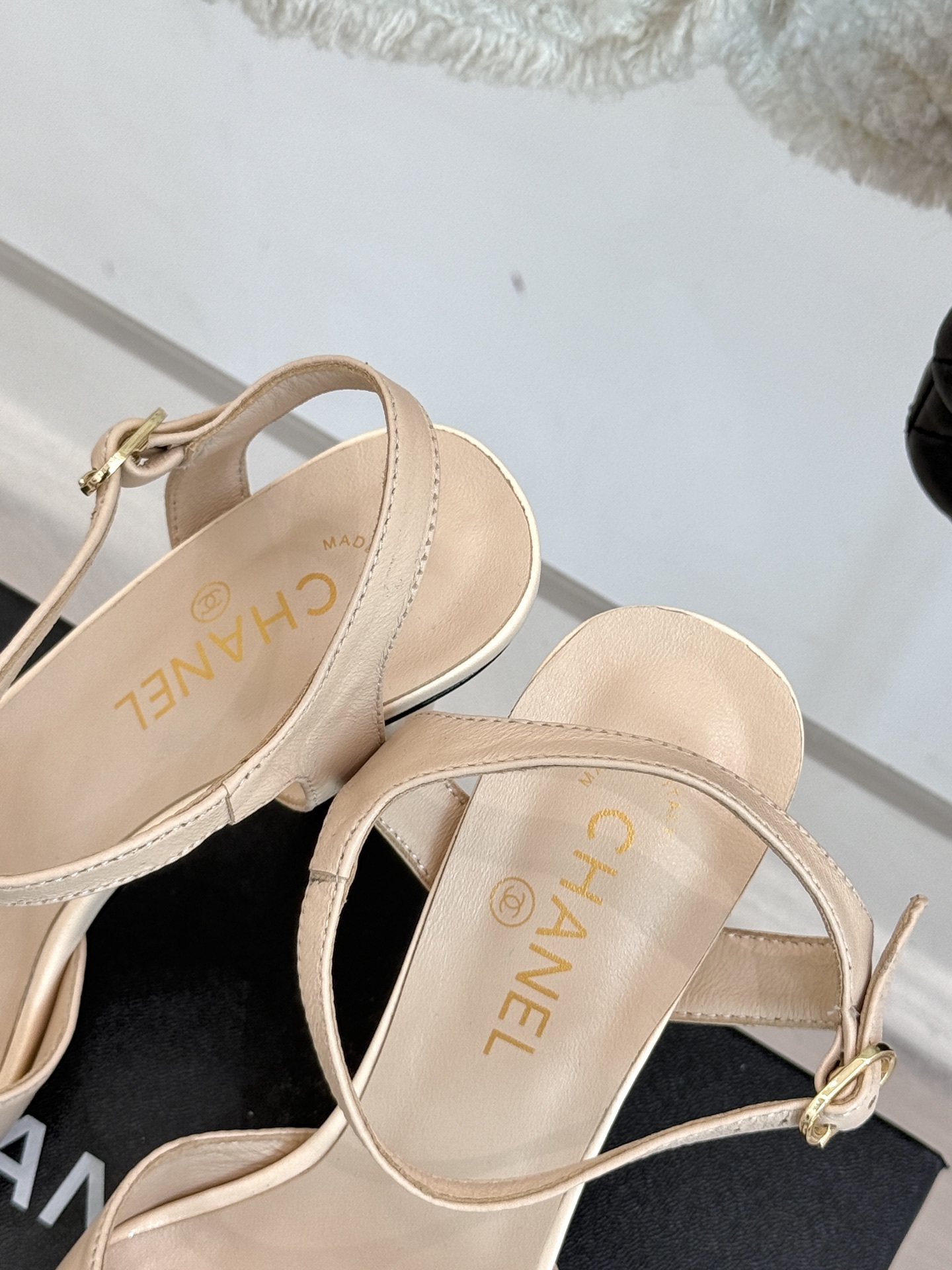 CHANE* |小香25ss春夏新品
性感珍珠跟高跟凉鞋
很经典百搭的设计
无论什么场合都可以ho