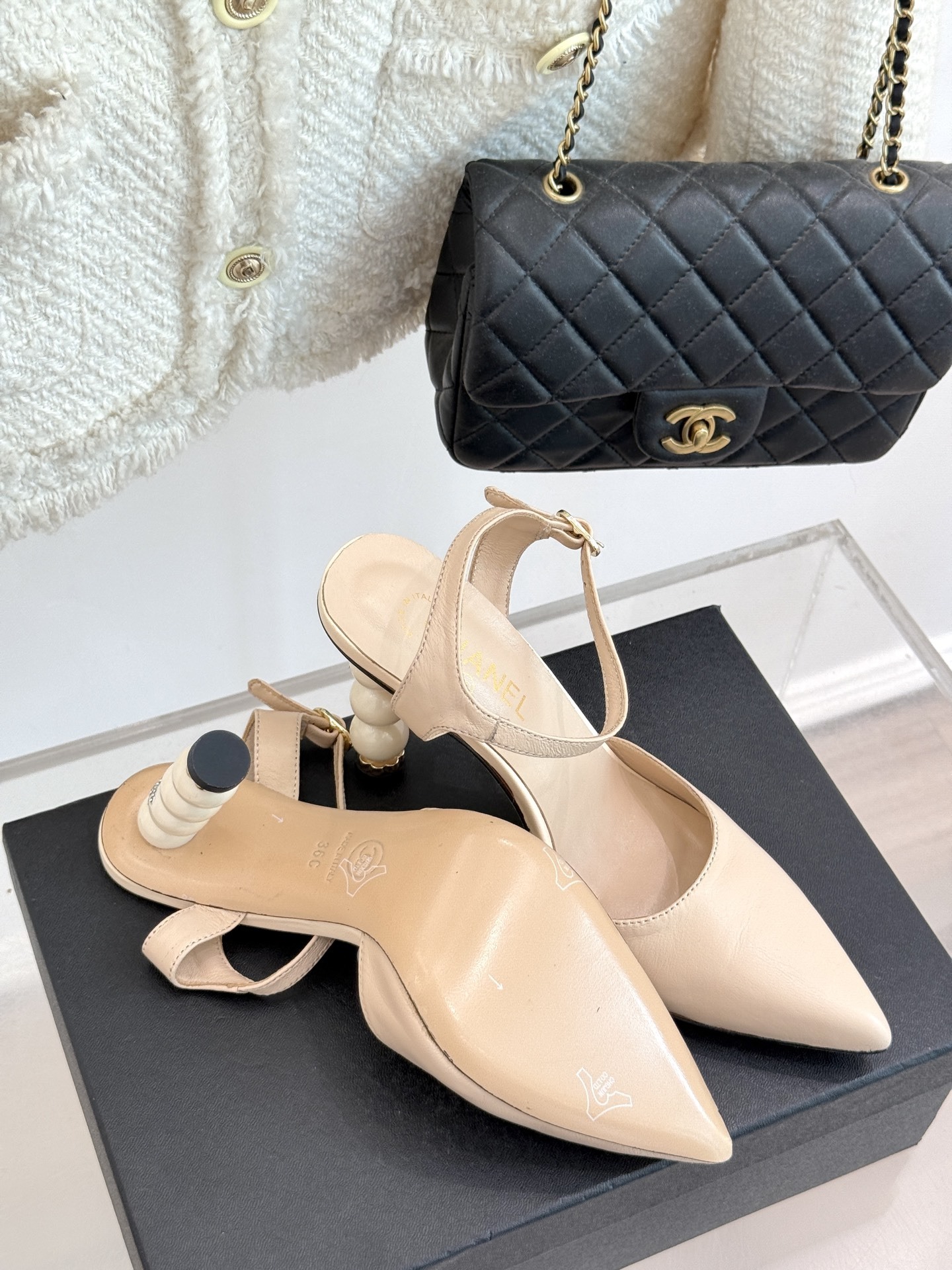 CHANE* |小香25ss春夏新品
性感珍珠跟高跟凉鞋
很经典百搭的设计
无论什么场合都可以ho