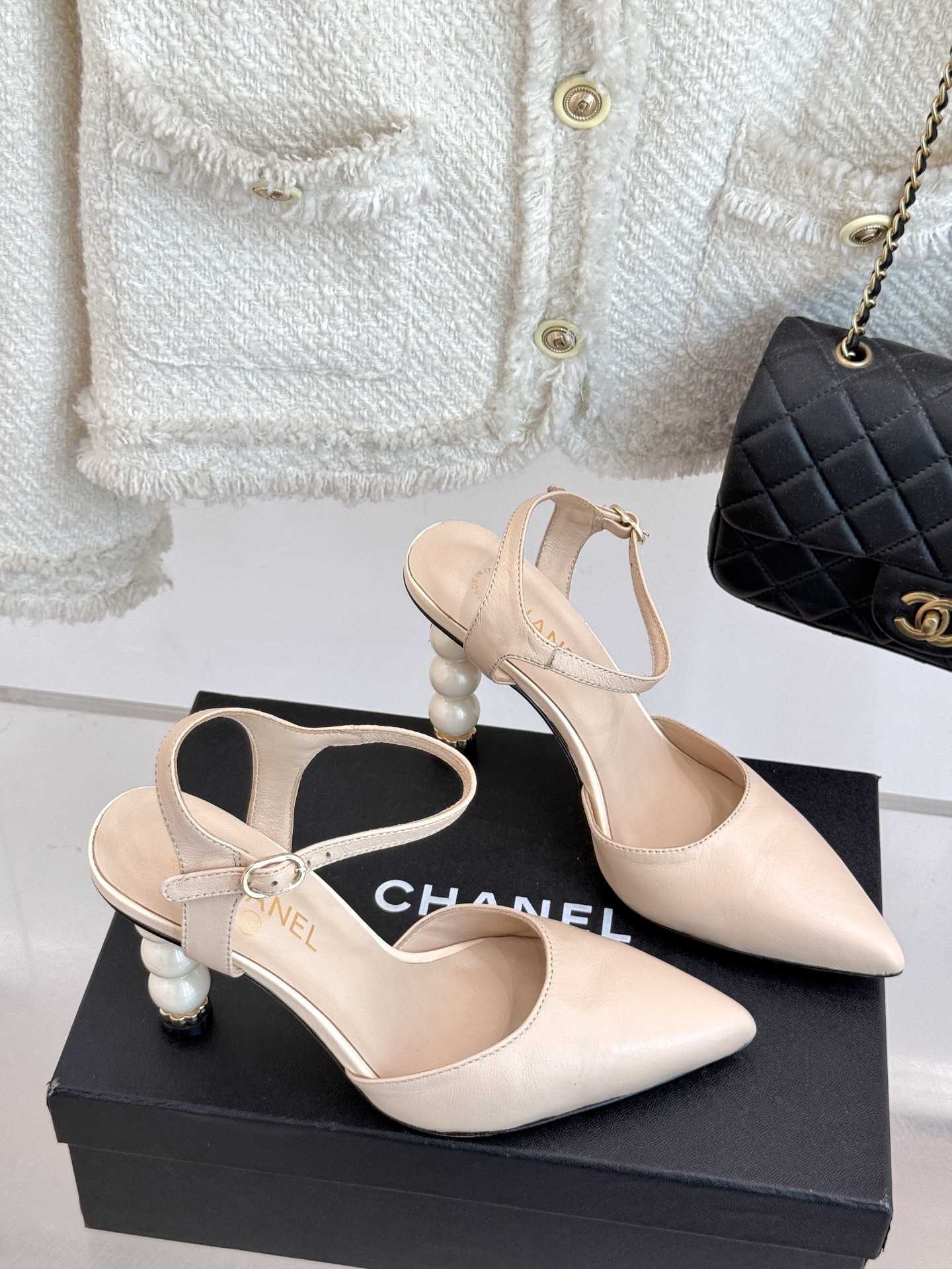CHANE* |小香25ss春夏新品
性感珍珠跟高跟凉鞋
很经典百搭的设计
无论什么场合都可以ho