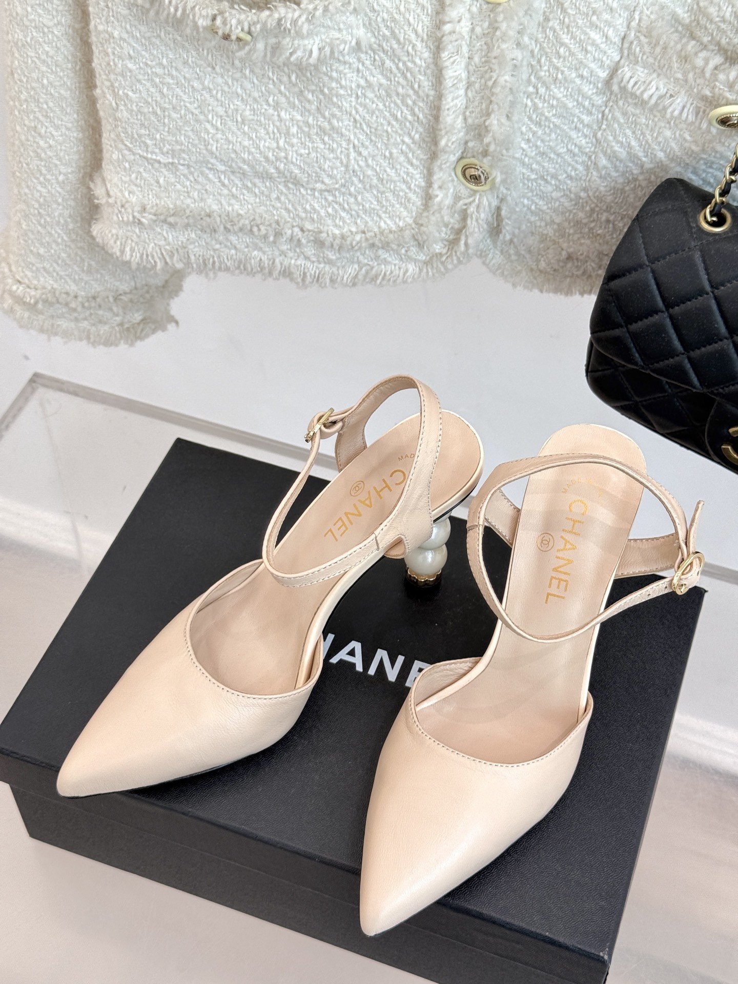 CHANE* |小香25ss春夏新品
性感珍珠跟高跟凉鞋
很经典百搭的设计
无论什么场合都可以ho
