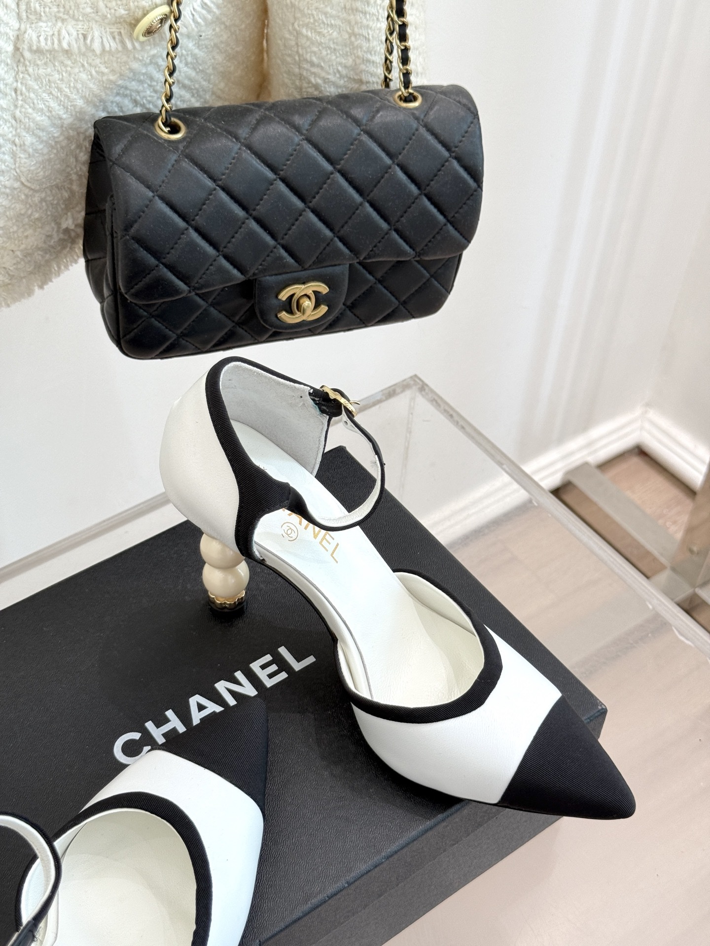 CHANE* |小香25ss春夏新品
性感珍珠跟高跟凉鞋
很经典百搭的设计
无论什么场合都可以ho