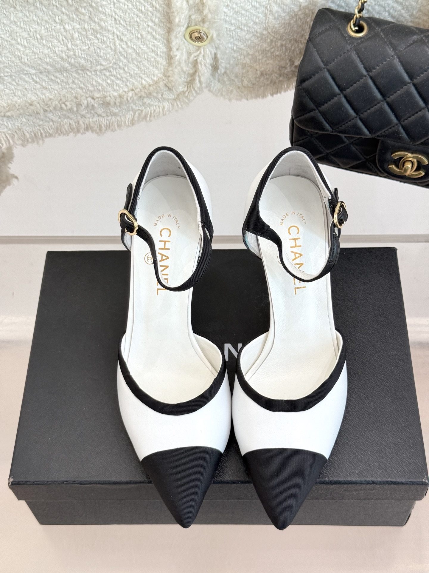CHANE* |小香25ss春夏新品
性感珍珠跟高跟凉鞋
很经典百搭的设计
无论什么场合都可以ho