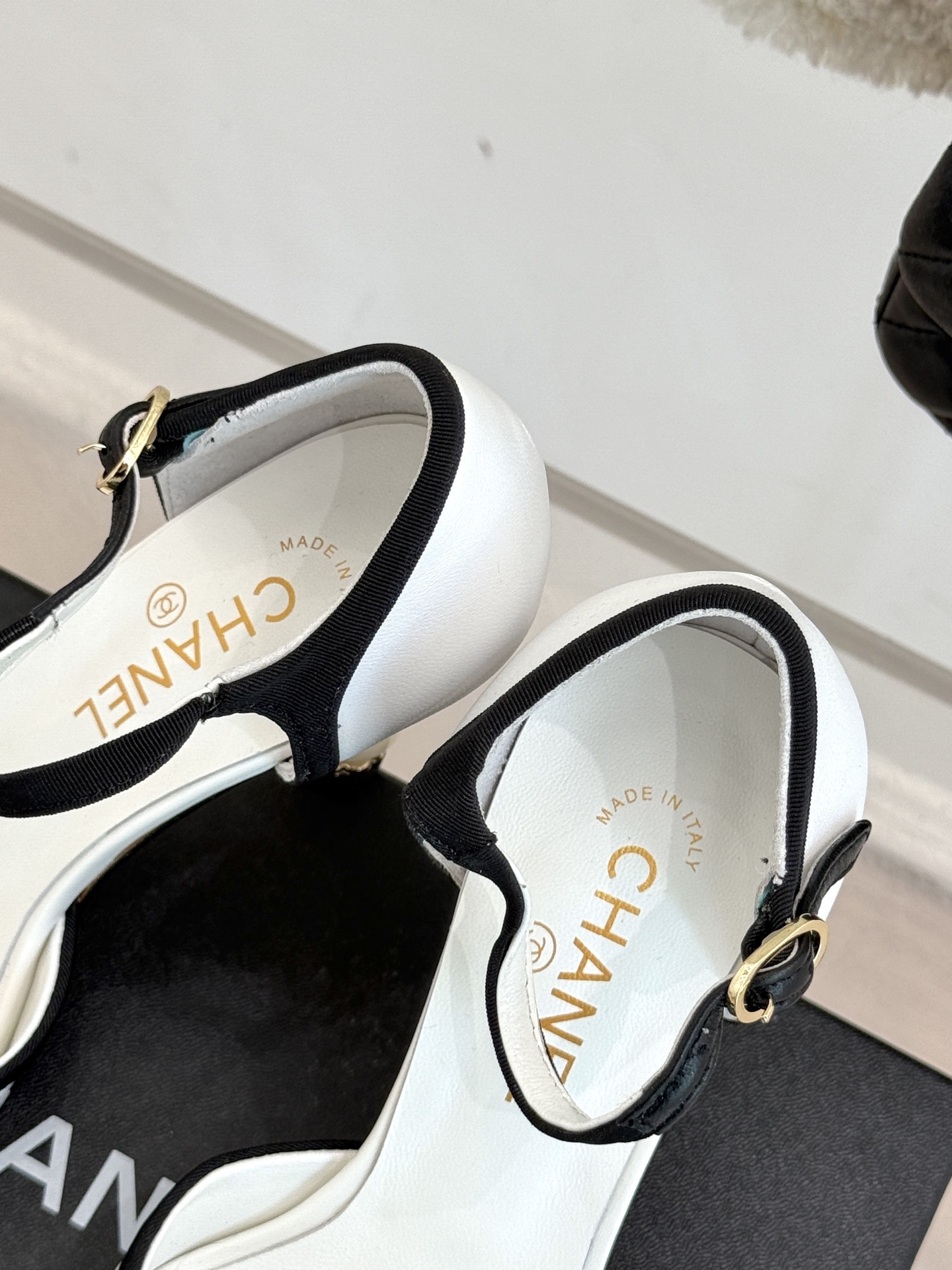 CHANE* |小香25ss春夏新品
性感珍珠跟高跟凉鞋
很经典百搭的设计
无论什么场合都可以ho