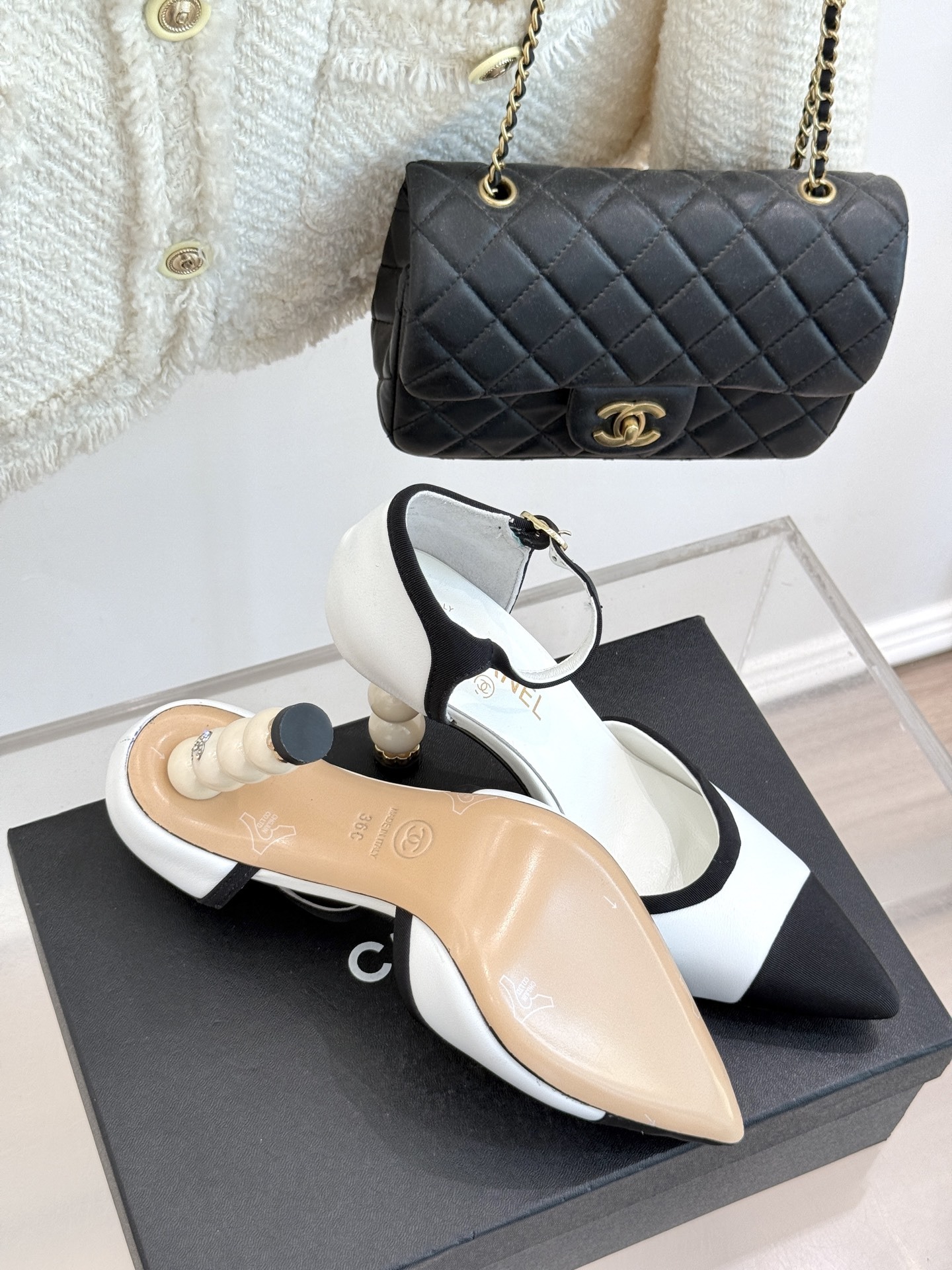 CHANE* |小香25ss春夏新品
性感珍珠跟高跟凉鞋
很经典百搭的设计
无论什么场合都可以ho
