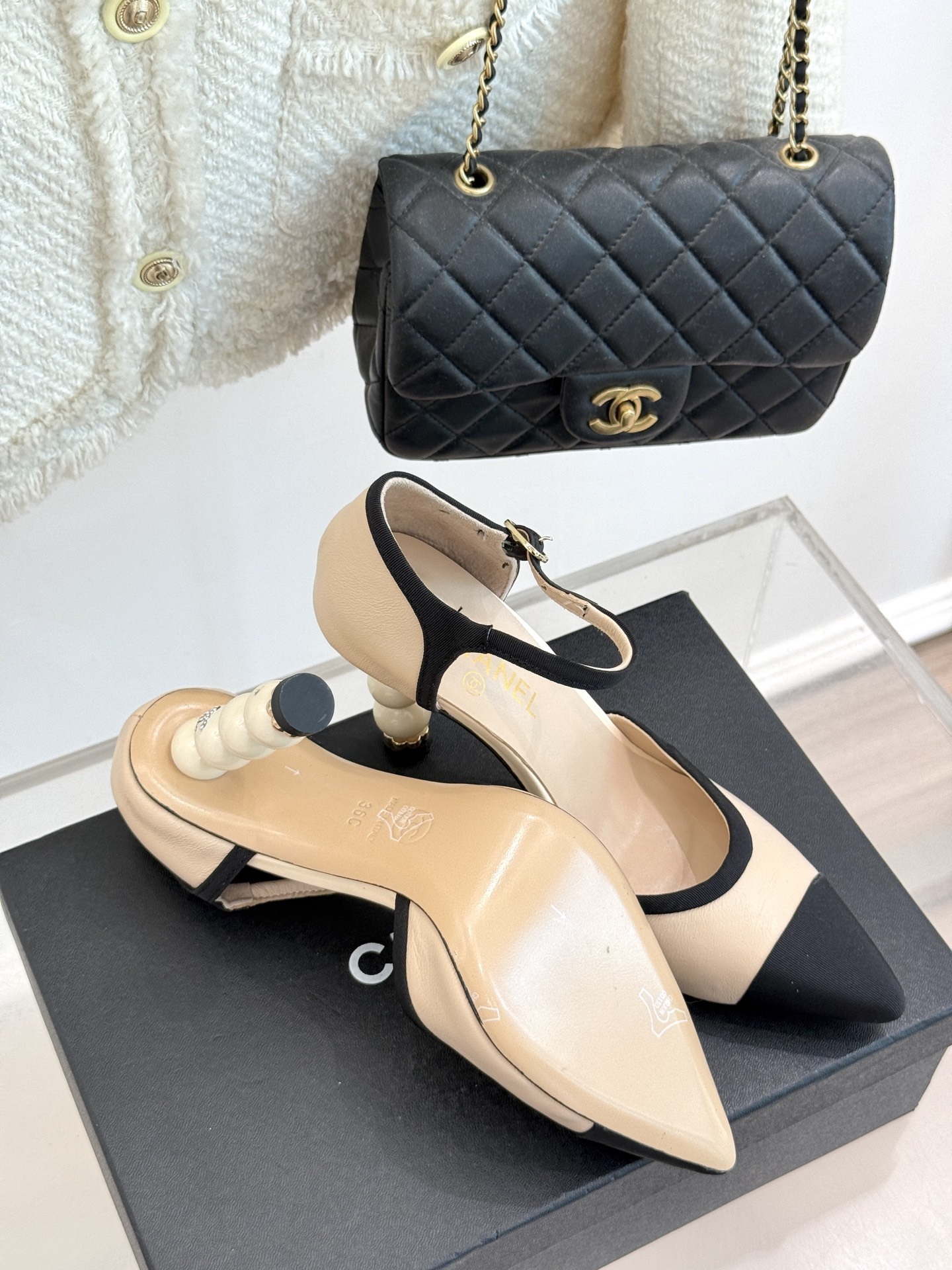 CHANE* |小香25ss春夏新品
性感珍珠跟高跟凉鞋
很经典百搭的设计
无论什么场合都可以ho