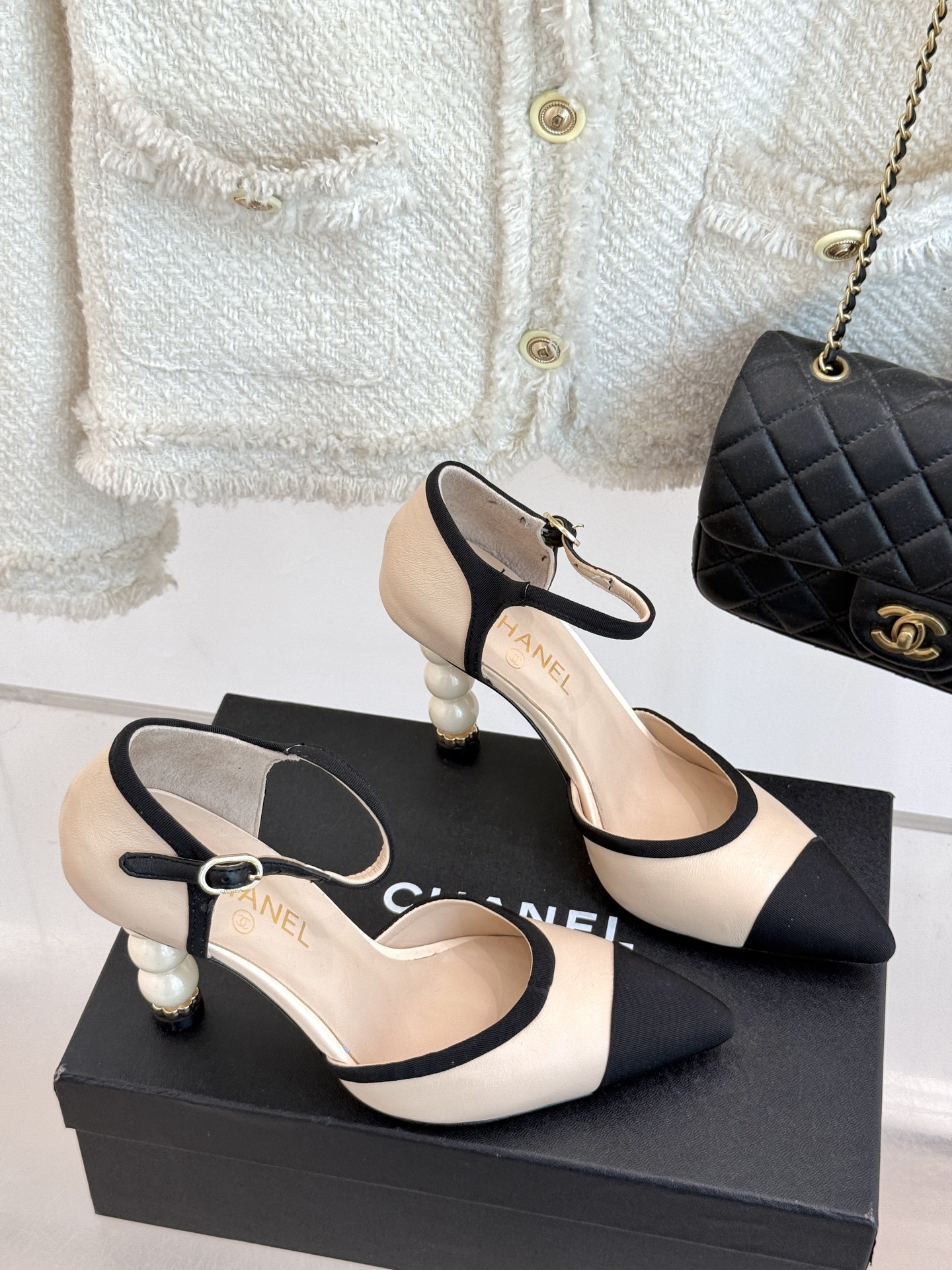 CHANE* |小香25ss春夏新品
性感珍珠跟高跟凉鞋
很经典百搭的设计
无论什么场合都可以ho