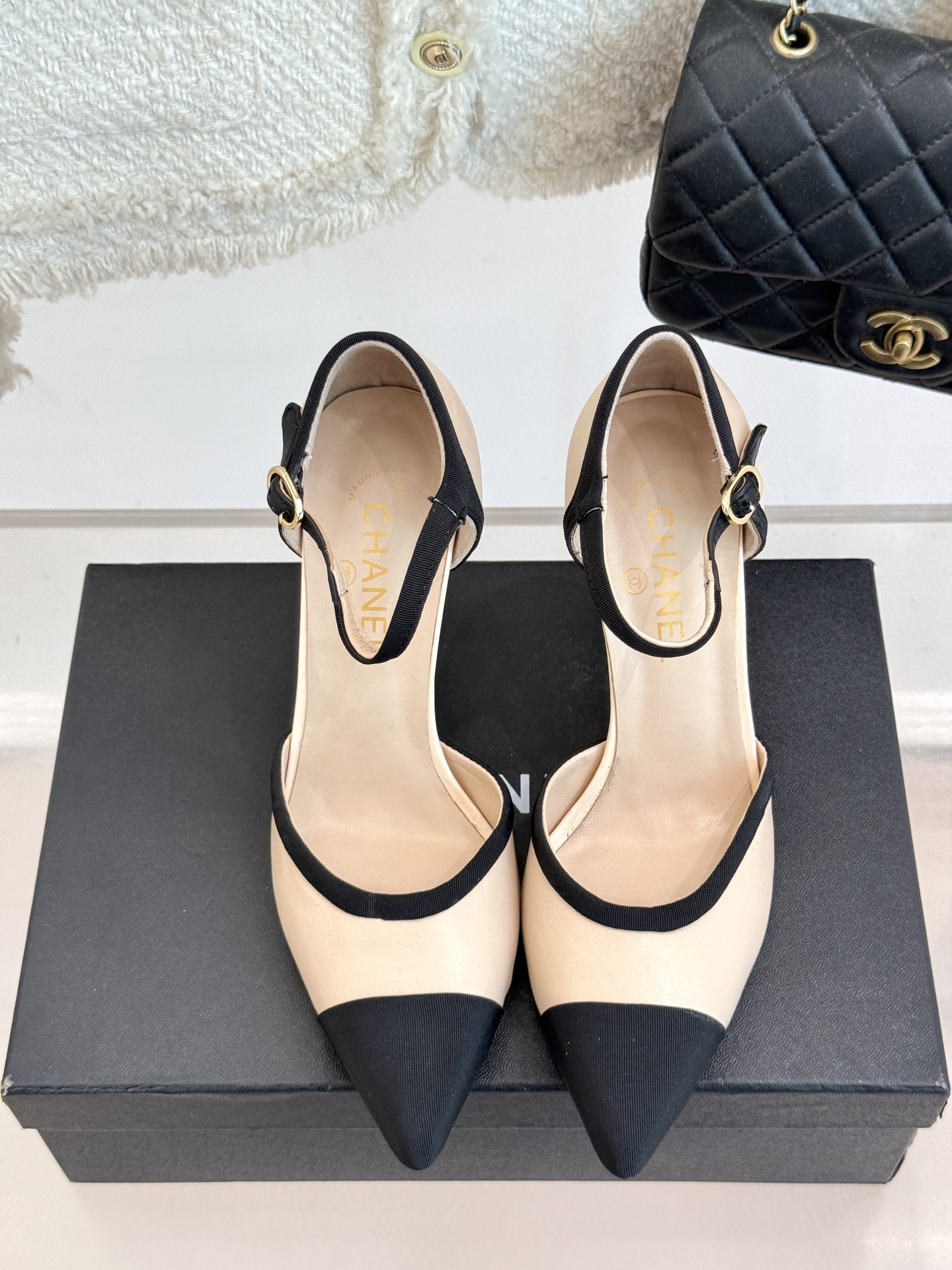 CHANE* |小香25ss春夏新品
性感珍珠跟高跟凉鞋
很经典百搭的设计
无论什么场合都可以ho