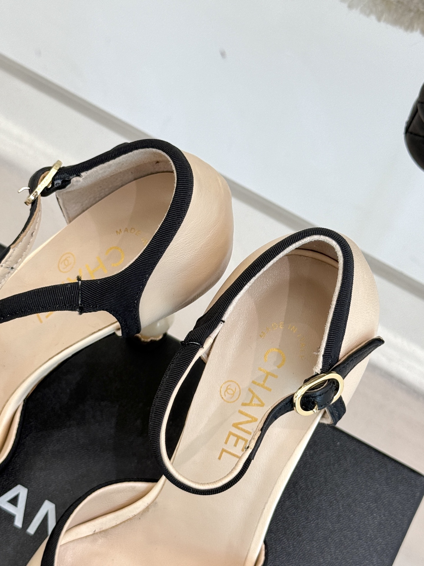 CHANE* |小香25ss春夏新品
性感珍珠跟高跟凉鞋
很经典百搭的设计
无论什么场合都可以ho