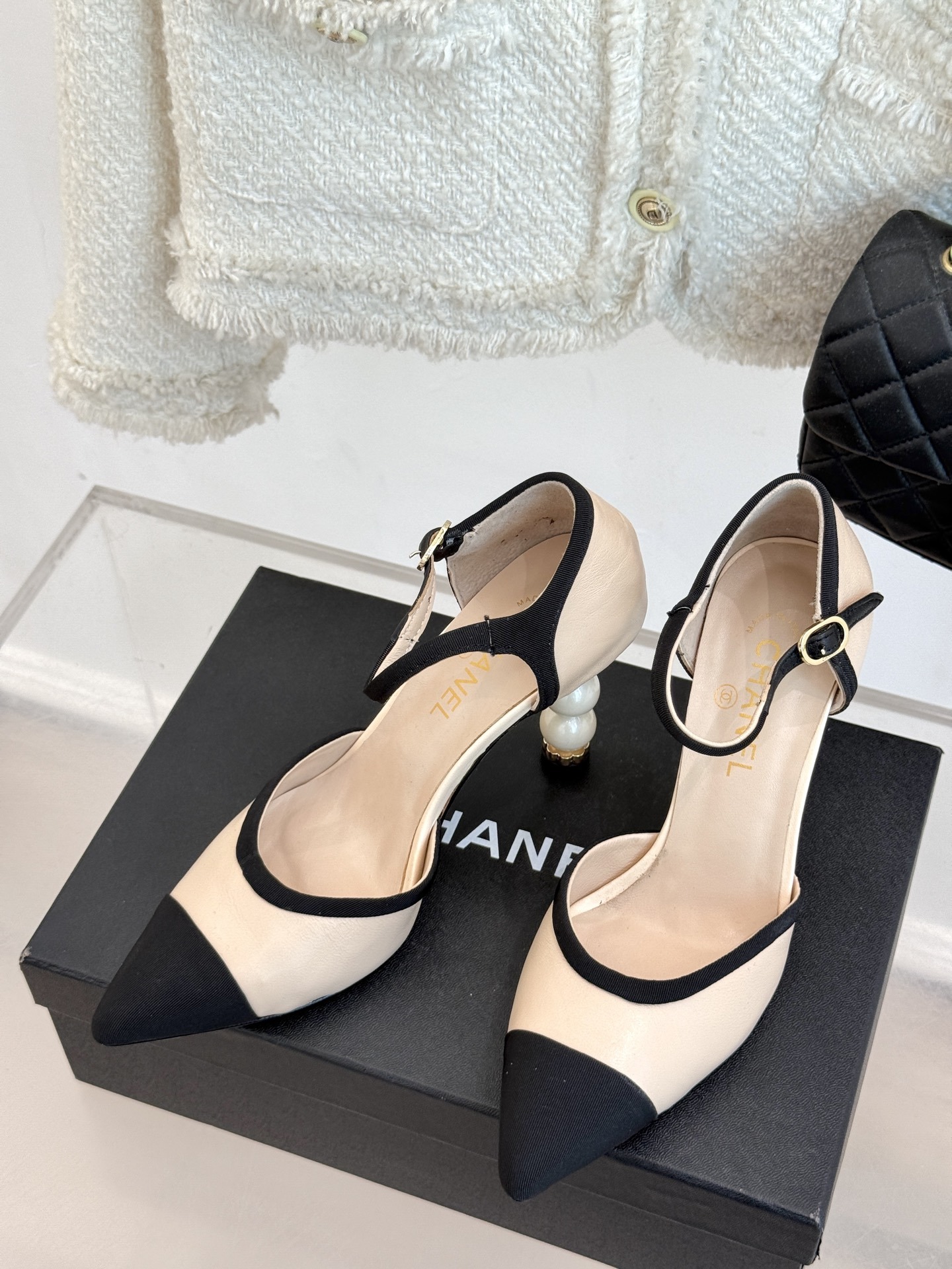CHANE* |小香25ss春夏新品
性感珍珠跟高跟凉鞋
很经典百搭的设计
无论什么场合都可以ho