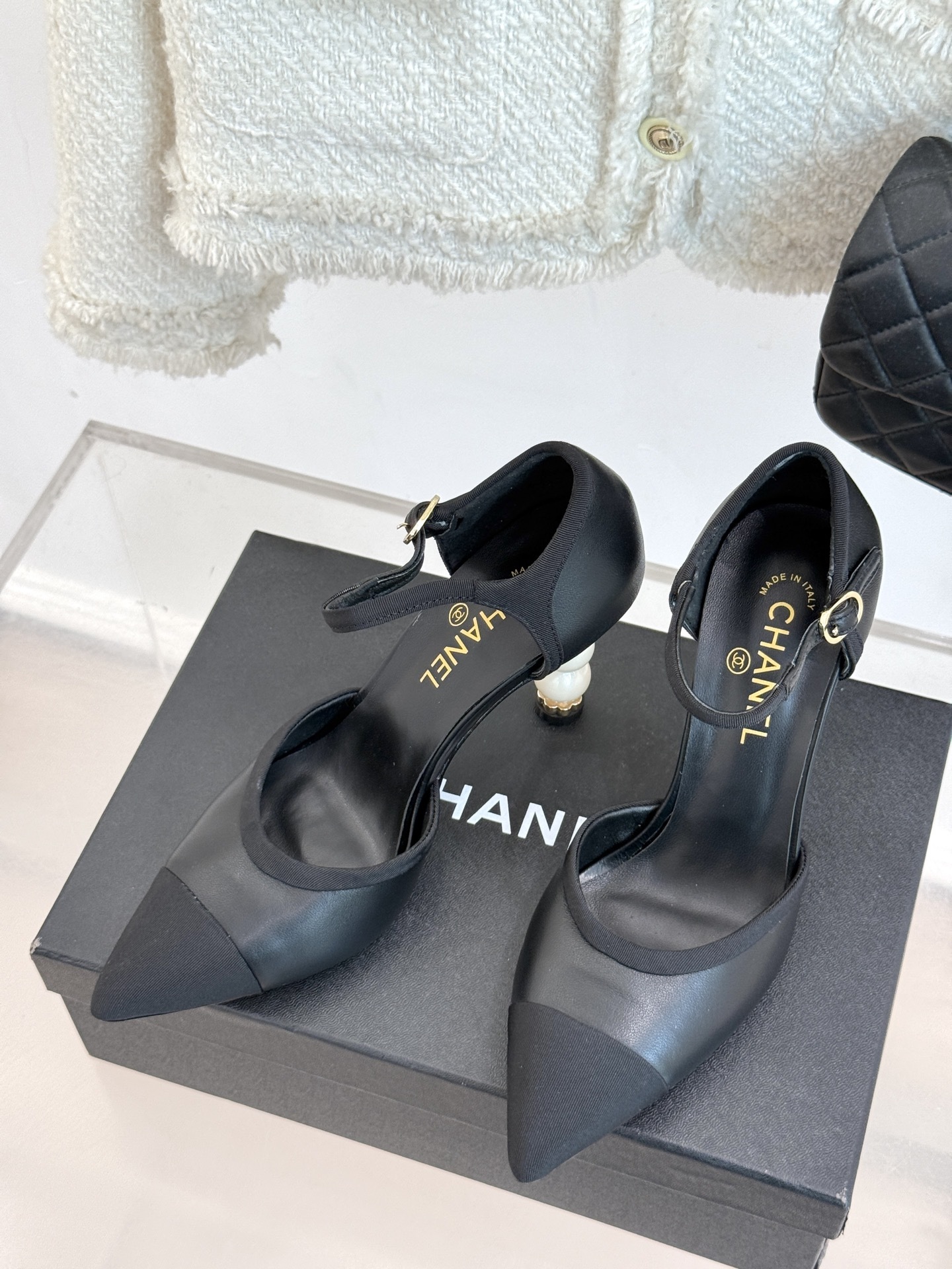 CHANE* |小香25ss春夏新品
性感珍珠跟高跟凉鞋
很经典百搭的设计
无论什么场合都可以ho