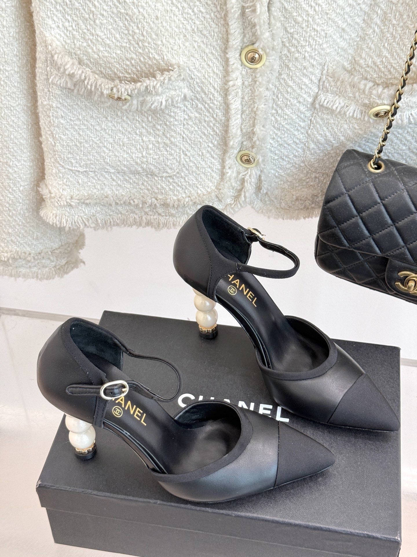 CHANE* |小香25ss春夏新品
性感珍珠跟高跟凉鞋
很经典百搭的设计
无论什么场合都可以ho