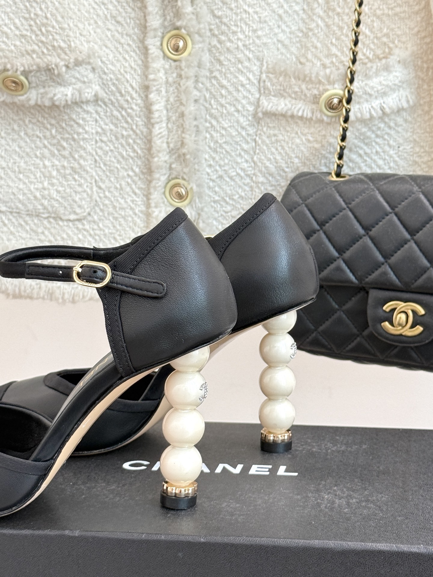 CHANE* |小香25ss春夏新品
性感珍珠跟高跟凉鞋
很经典百搭的设计
无论什么场合都可以ho
