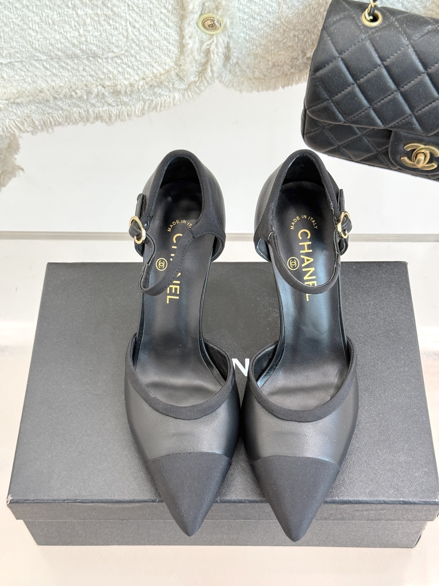 CHANE* |小香25ss春夏新品
性感珍珠跟高跟凉鞋
很经典百搭的设计
无论什么场合都可以ho