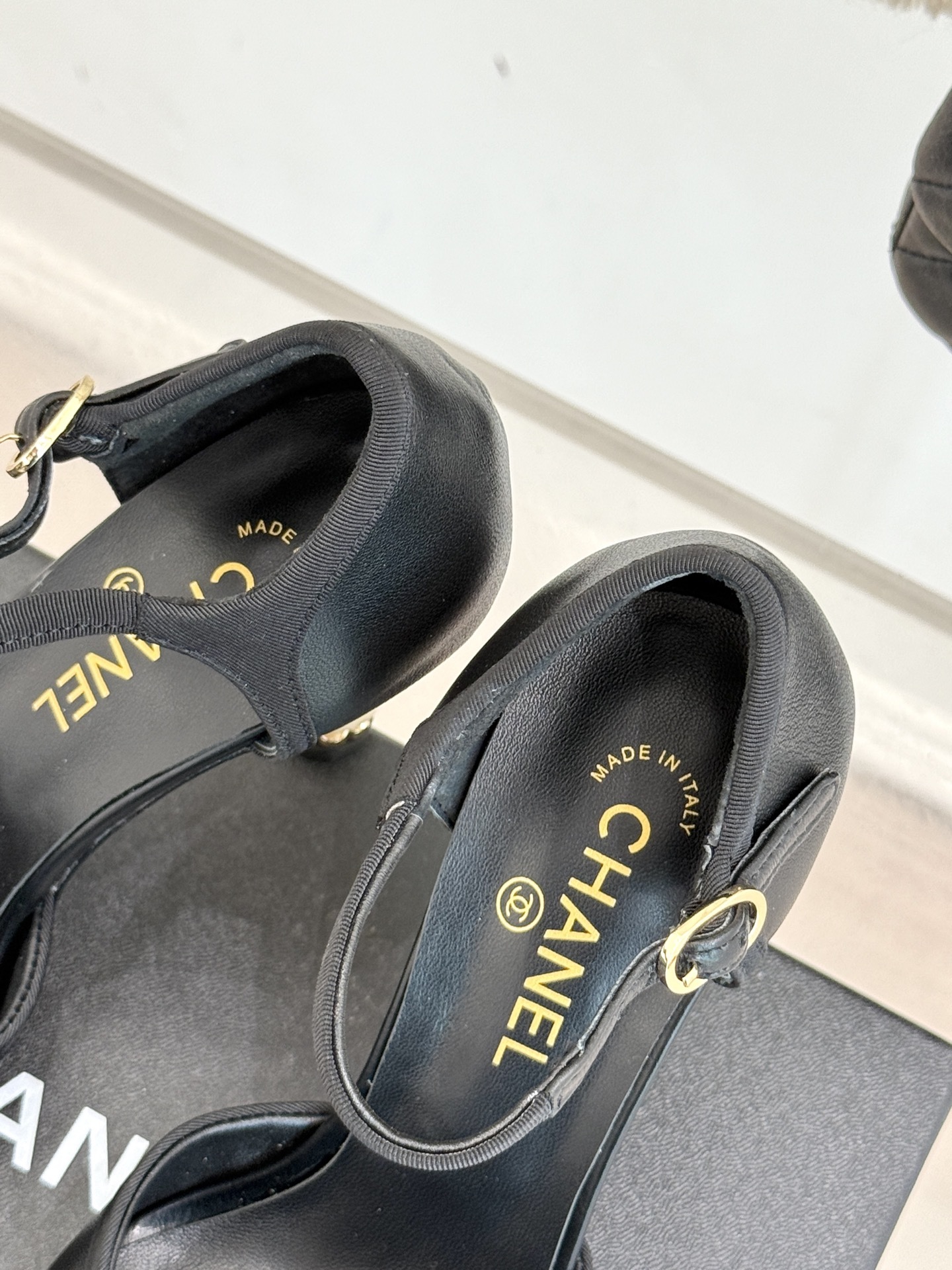 CHANE* |小香25ss春夏新品
性感珍珠跟高跟凉鞋
很经典百搭的设计
无论什么场合都可以ho