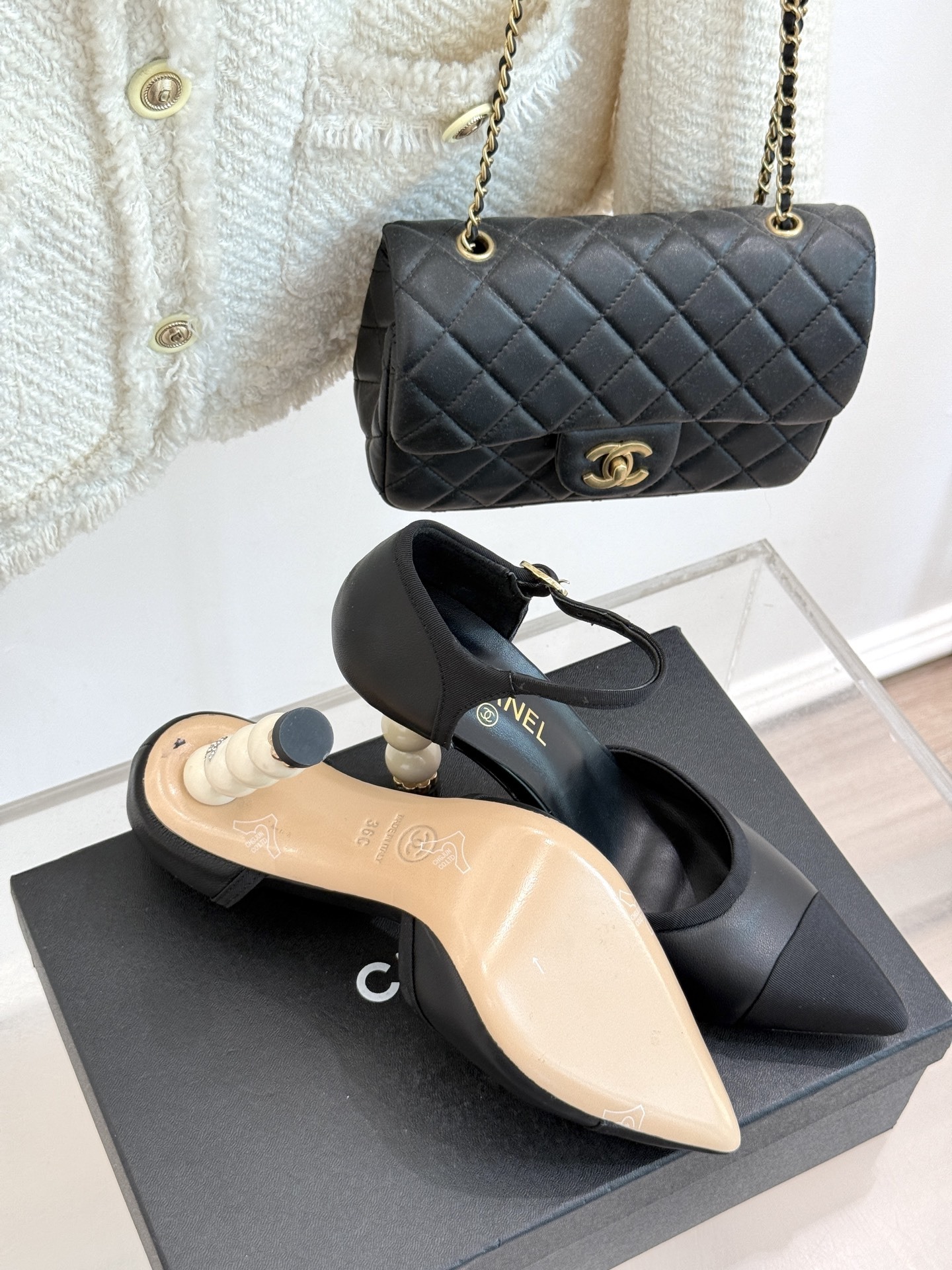 CHANE* |小香25ss春夏新品
性感珍珠跟高跟凉鞋
很经典百搭的设计
无论什么场合都可以ho