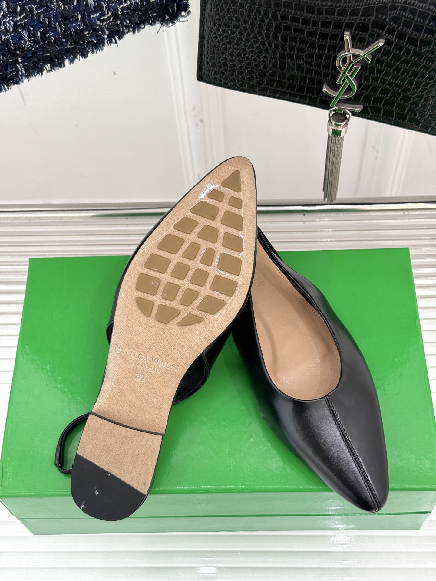
Bottega Venet*｜BV葆蝶家
25ss新品平底后空凉鞋
设计舒适时尚 让你爱不释手!
既显