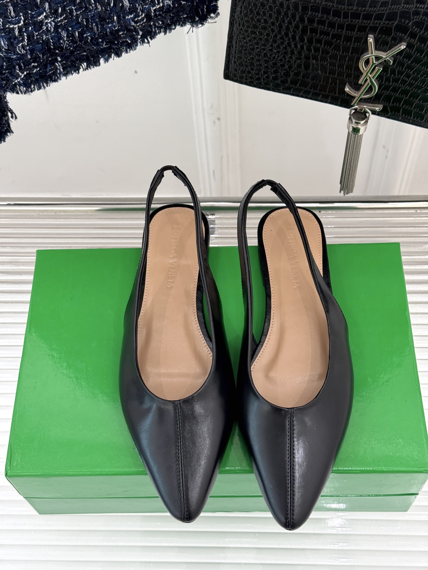 
Bottega Venet*｜BV葆蝶家
25ss新品平底后空凉鞋
设计舒适时尚 让你爱不释手!
既显
