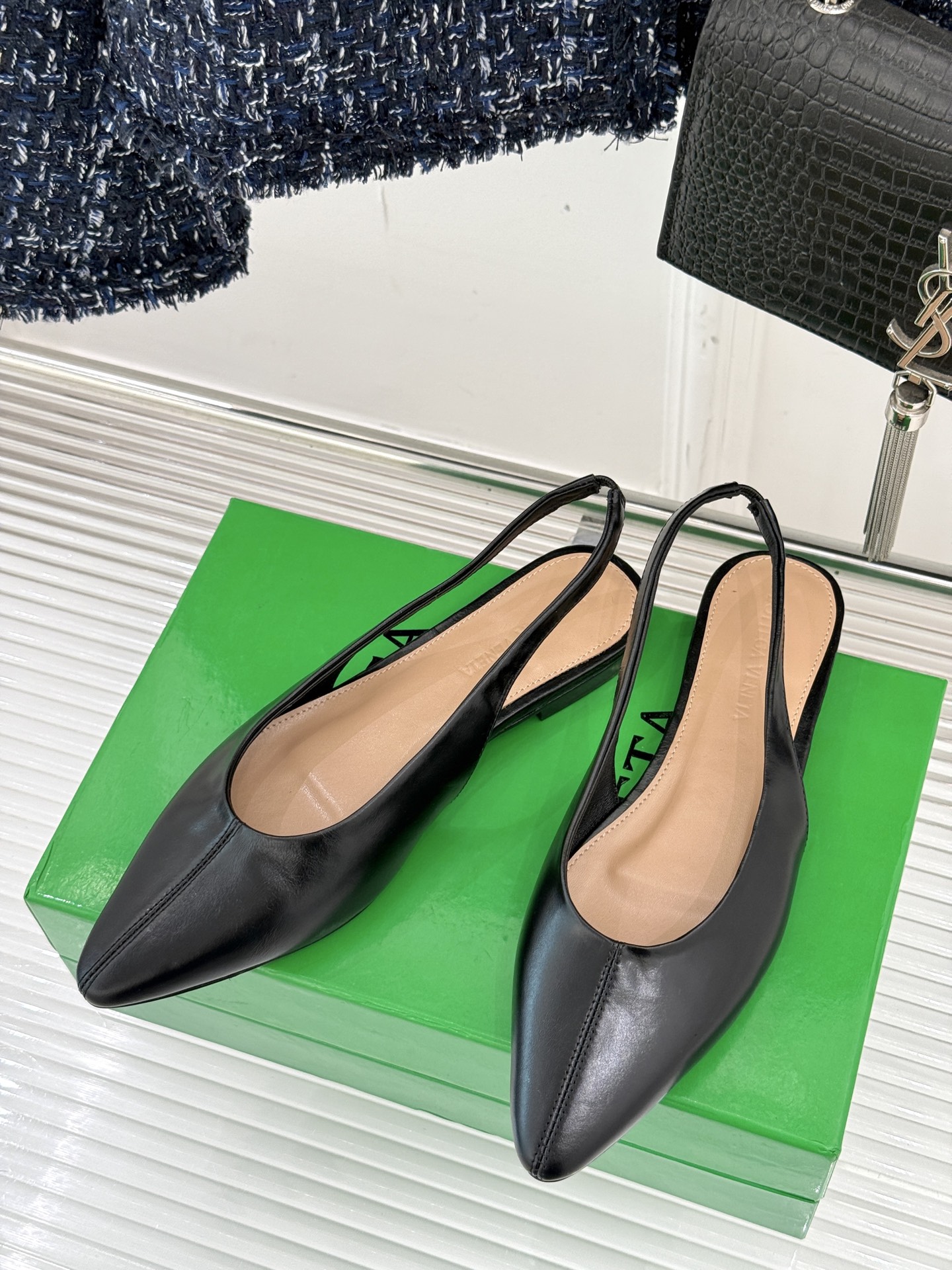 
Bottega Venet*｜BV葆蝶家
25ss新品平底后空凉鞋
设计舒适时尚 让你爱不释手!
既显