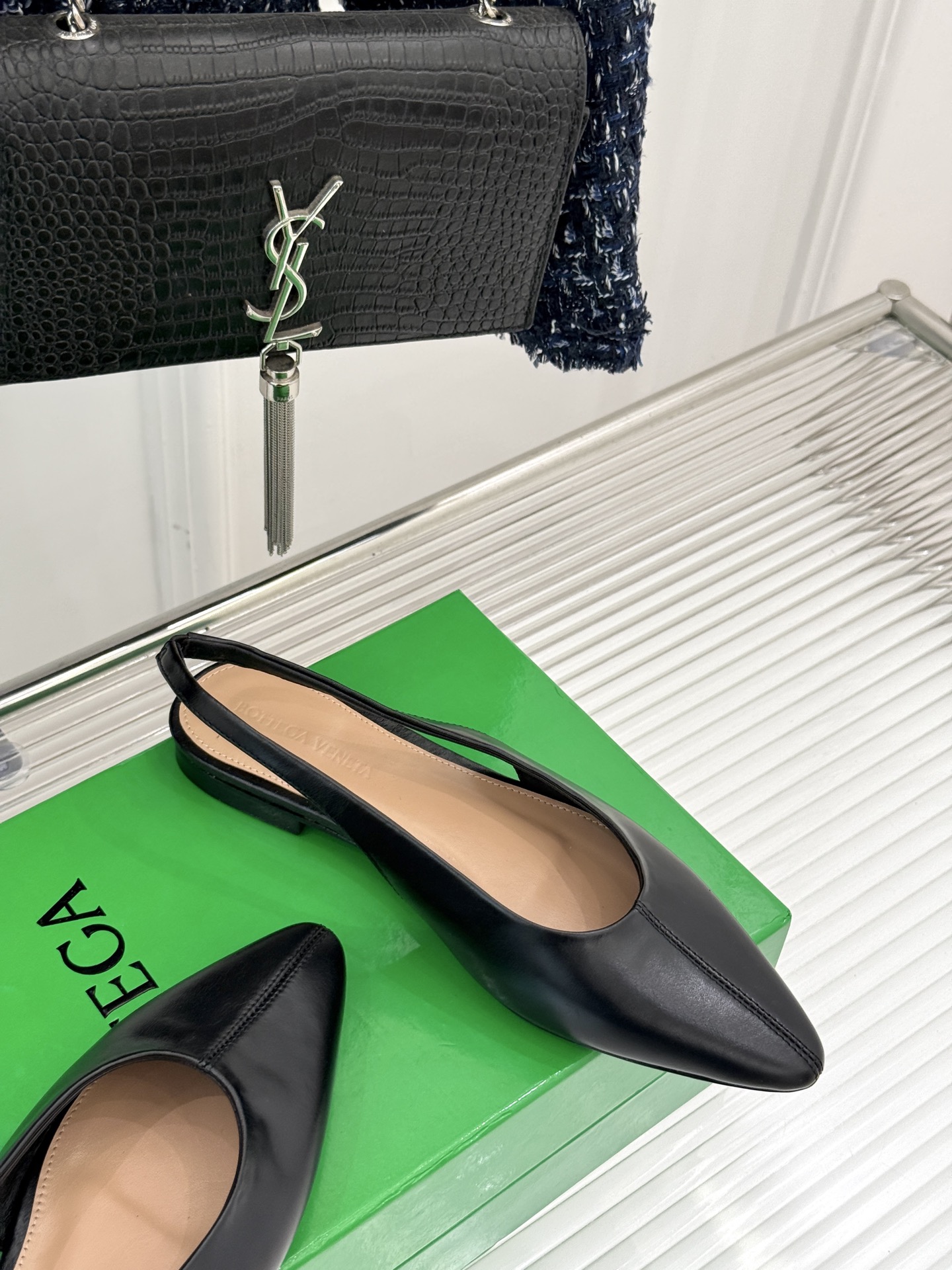 
Bottega Venet*｜BV葆蝶家
25ss新品平底后空凉鞋
设计舒适时尚 让你爱不释手!
既显