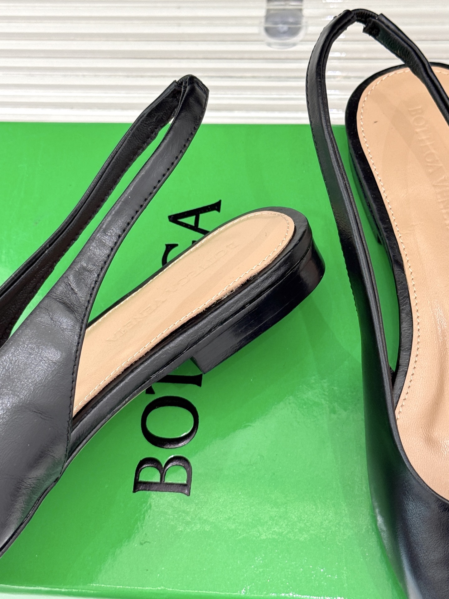 
Bottega Venet*｜BV葆蝶家
25ss新品平底后空凉鞋
设计舒适时尚 让你爱不释手!
既显