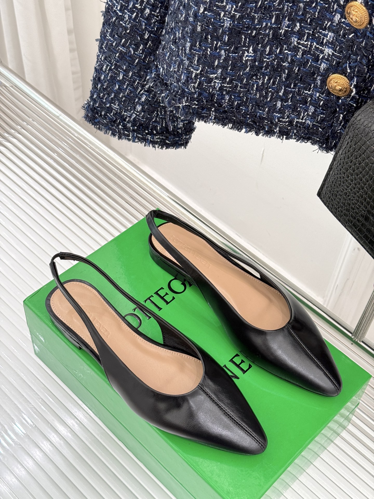 
Bottega Venet*｜BV葆蝶家
25ss新品平底后空凉鞋
设计舒适时尚 让你爱不释手!
既显