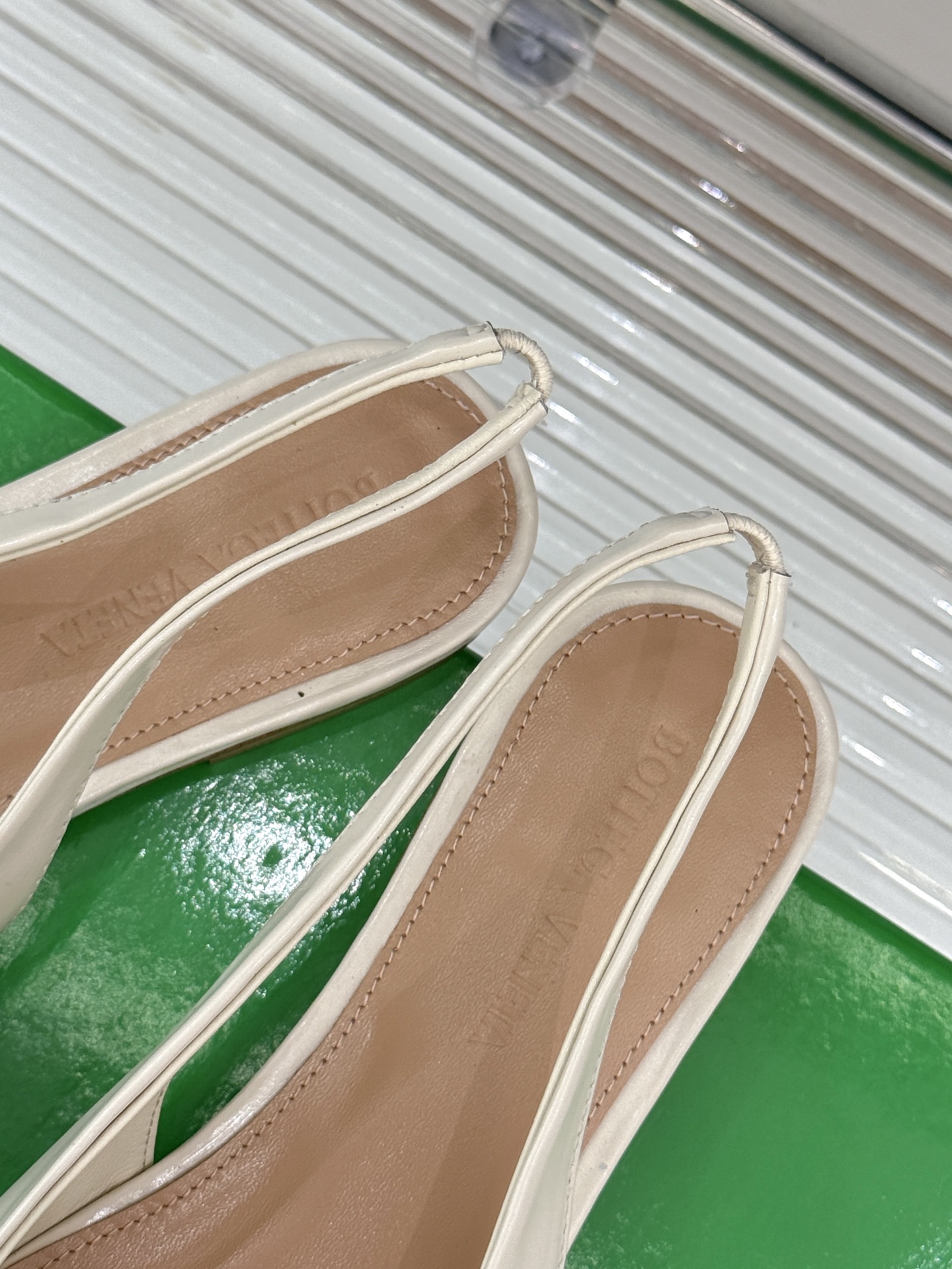 
Bottega Venet*｜BV葆蝶家
25ss新品平底后空凉鞋
设计舒适时尚 让你爱不释手!
既显