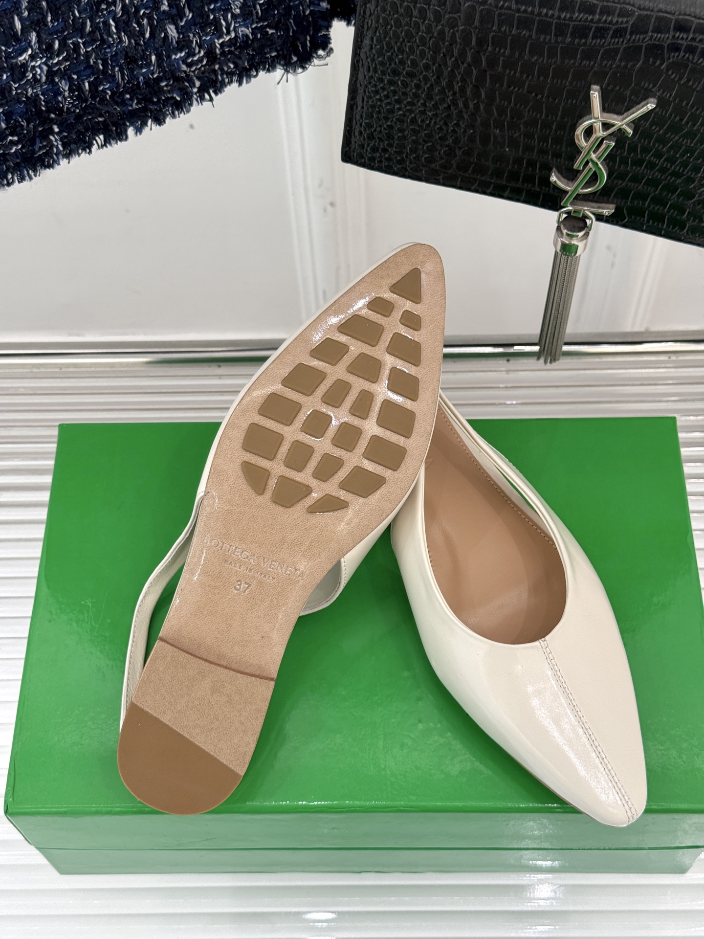 
Bottega Venet*｜BV葆蝶家
25ss新品平底后空凉鞋
设计舒适时尚 让你爱不释手!
既显
