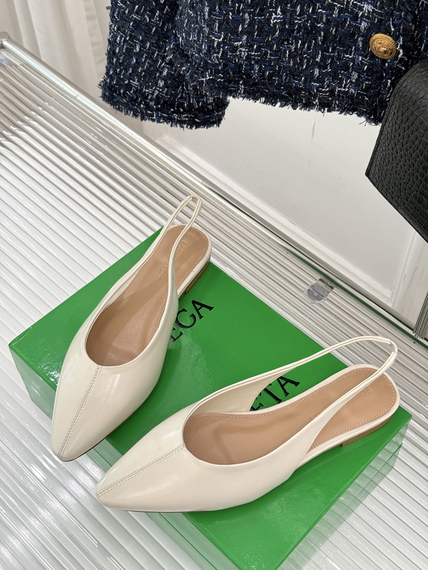 
Bottega Venet*｜BV葆蝶家
25ss新品平底后空凉鞋
设计舒适时尚 让你爱不释手!
既显