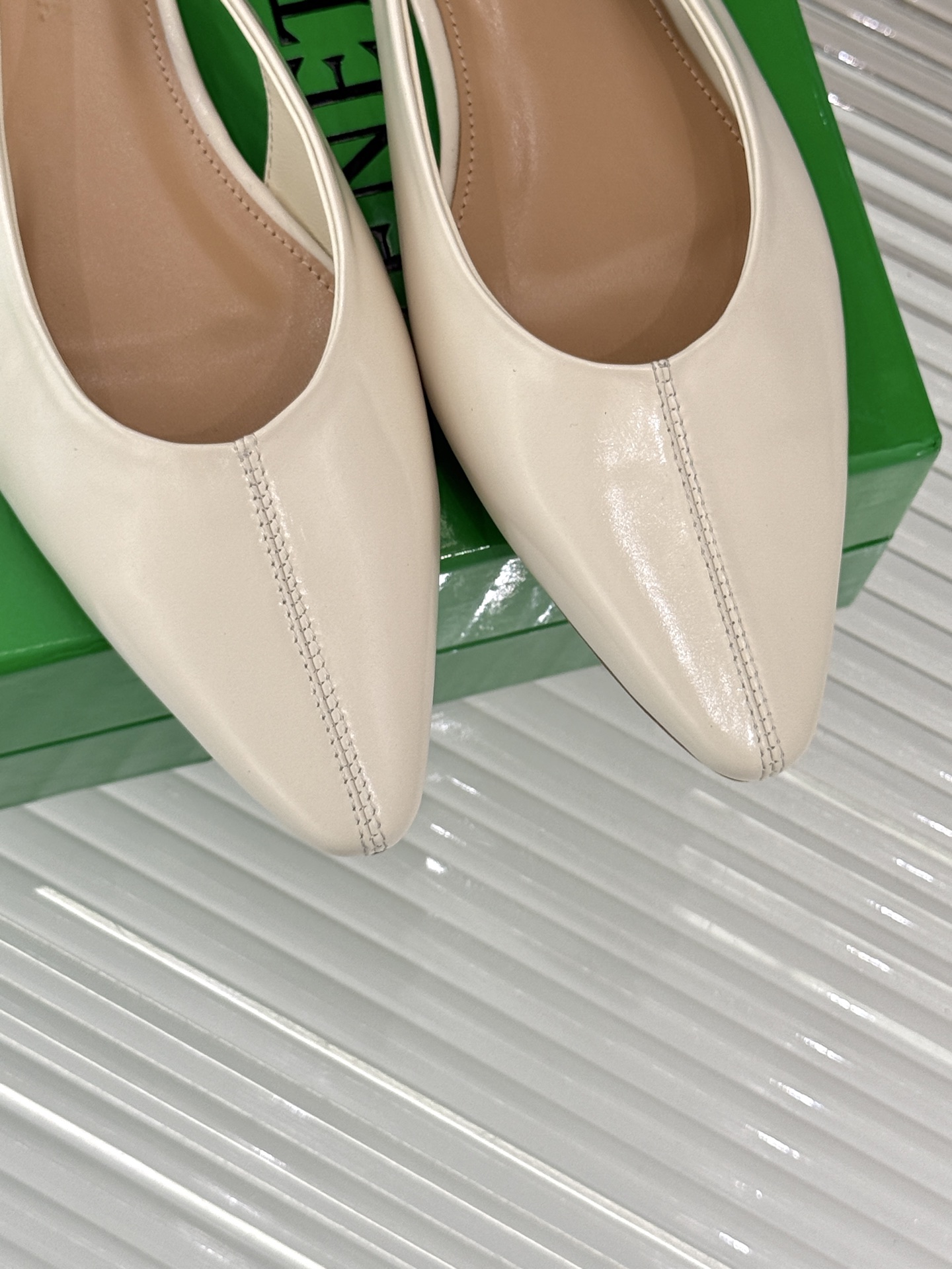 
Bottega Venet*｜BV葆蝶家
25ss新品平底后空凉鞋
设计舒适时尚 让你爱不释手!
既显