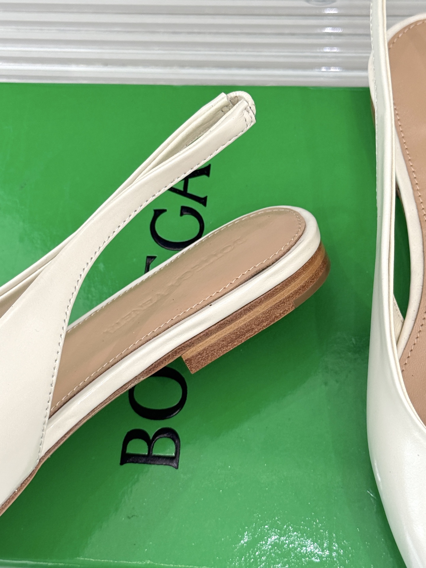 
Bottega Venet*｜BV葆蝶家
25ss新品平底后空凉鞋
设计舒适时尚 让你爱不释手!
既显