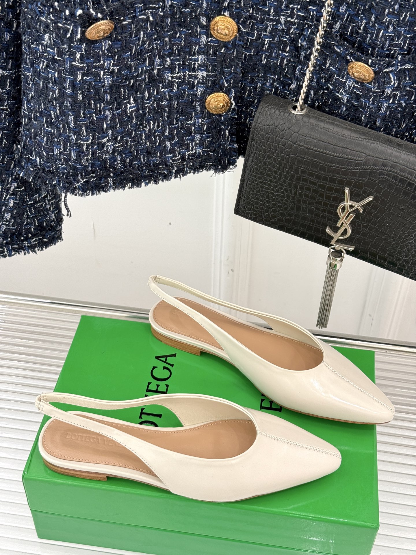 
Bottega Venet*｜BV葆蝶家
25ss新品平底后空凉鞋
设计舒适时尚 让你爱不释手!
既显
