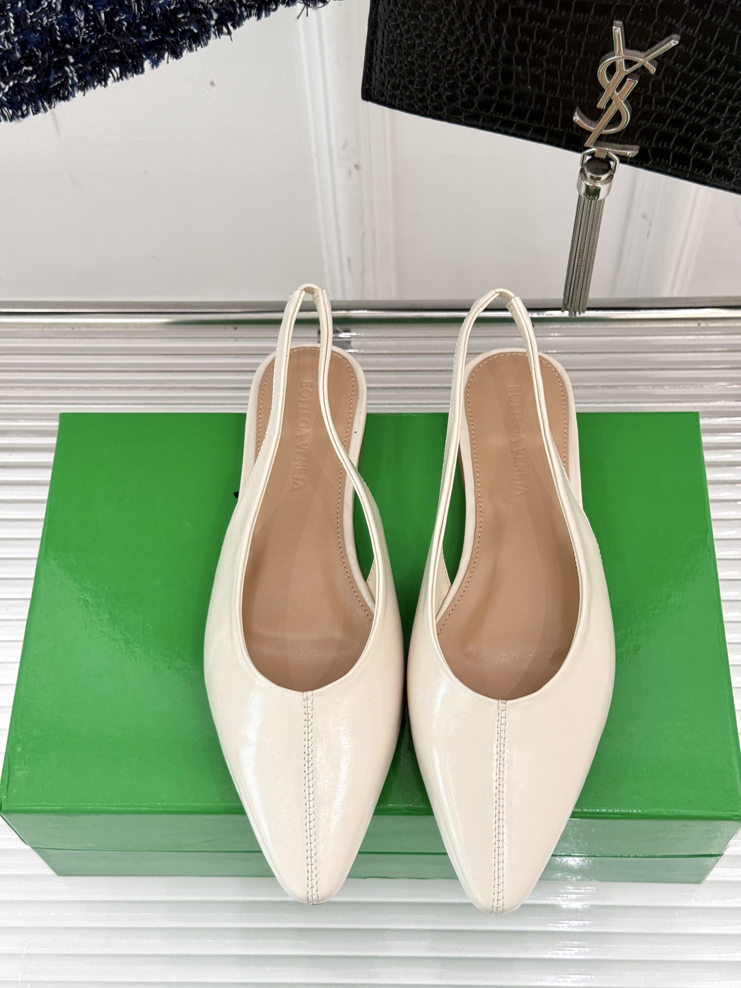 
Bottega Venet*｜BV葆蝶家
25ss新品平底后空凉鞋
设计舒适时尚 让你爱不释手!
既显
