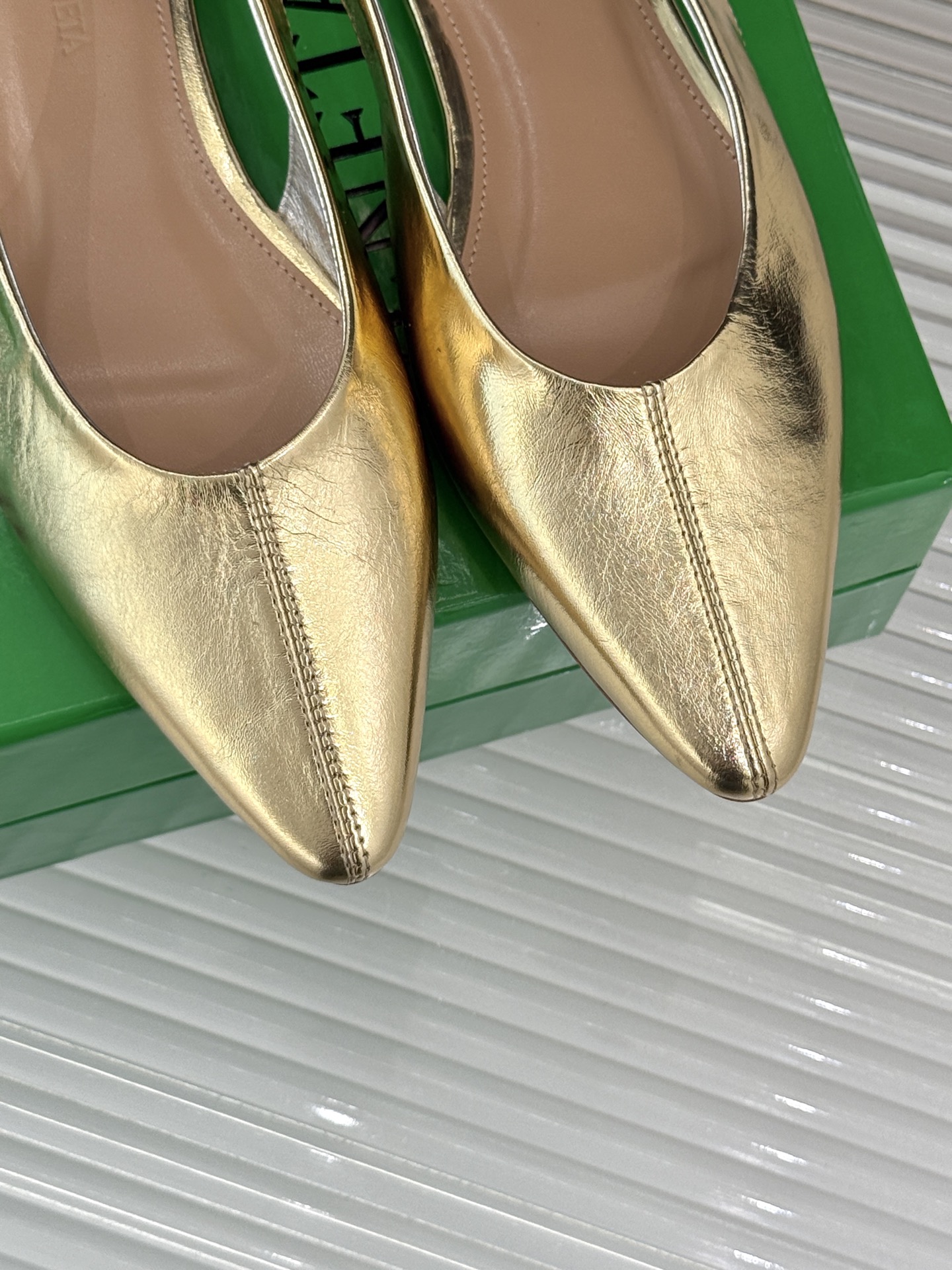 
Bottega Venet*｜BV葆蝶家
25ss新品平底后空凉鞋
设计舒适时尚 让你爱不释手!
既显