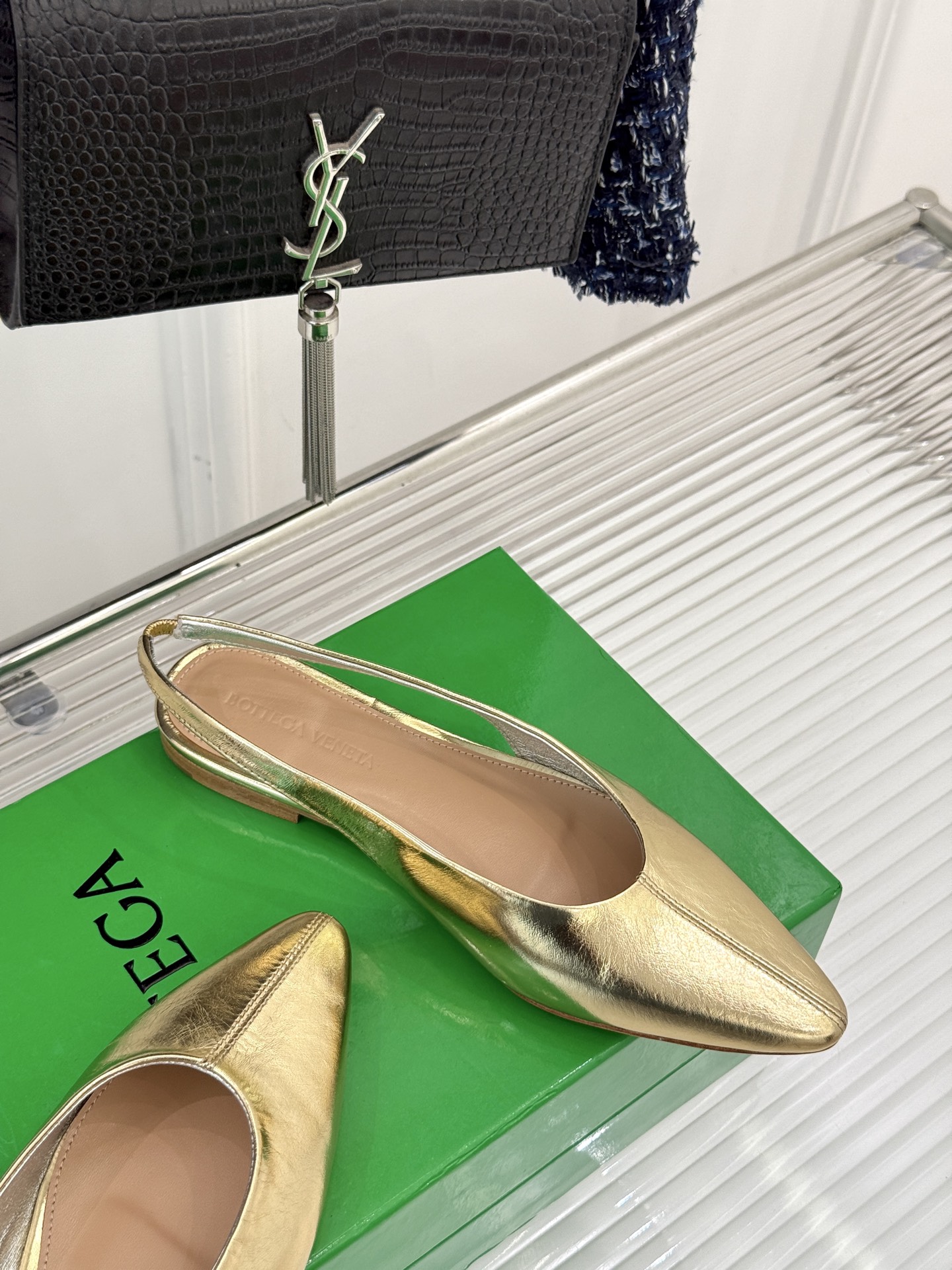 
Bottega Venet*｜BV葆蝶家
25ss新品平底后空凉鞋
设计舒适时尚 让你爱不释手!
既显