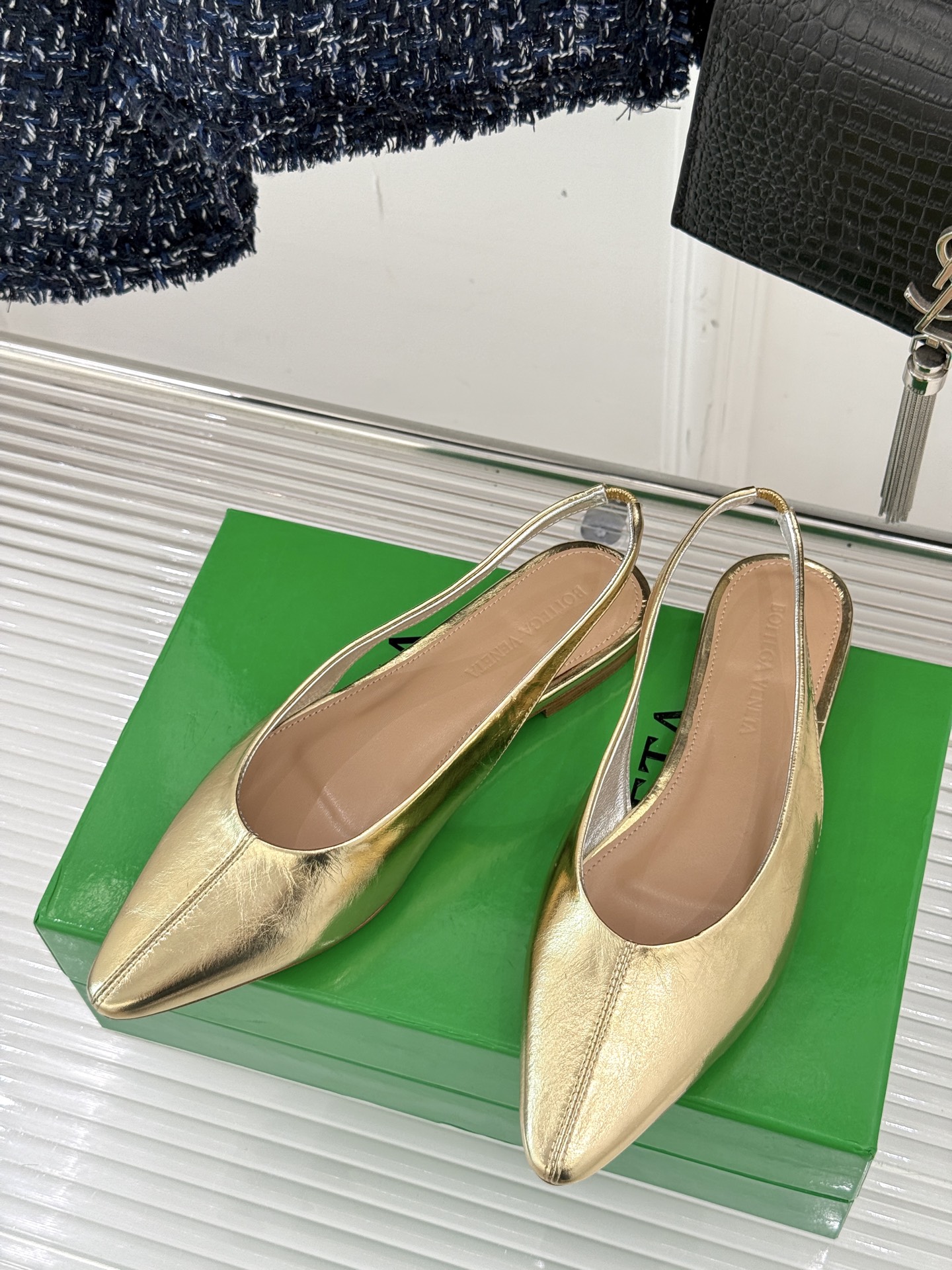 
Bottega Venet*｜BV葆蝶家
25ss新品平底后空凉鞋
设计舒适时尚 让你爱不释手!
既显