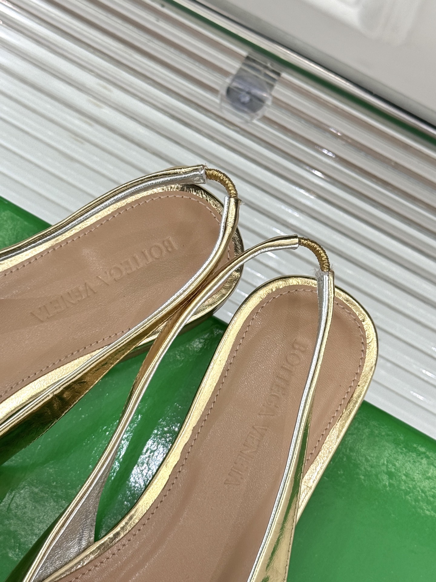 
Bottega Venet*｜BV葆蝶家
25ss新品平底后空凉鞋
设计舒适时尚 让你爱不释手!
既显
