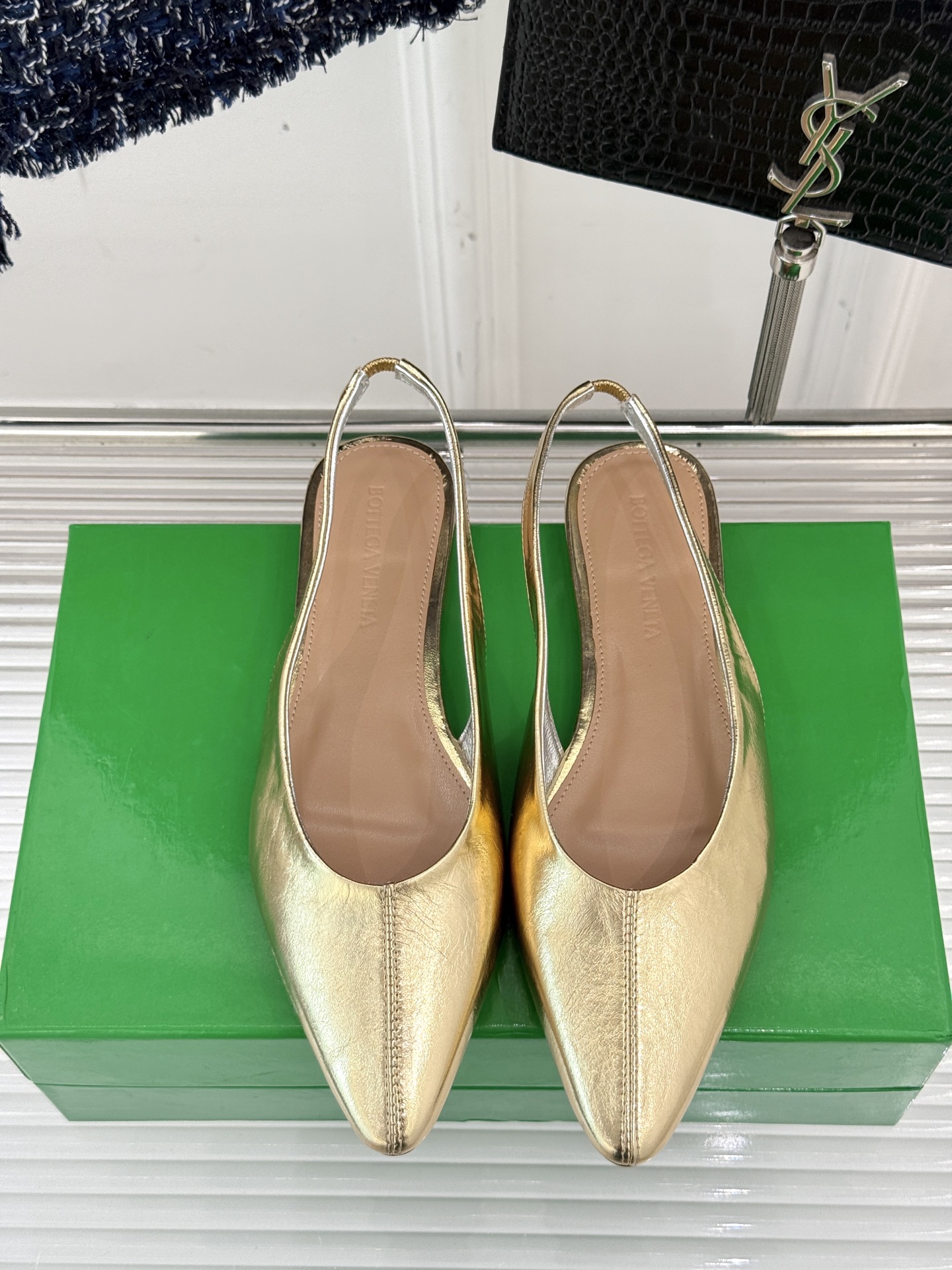 
Bottega Venet*｜BV葆蝶家
25ss新品平底后空凉鞋
设计舒适时尚 让你爱不释手!
既显