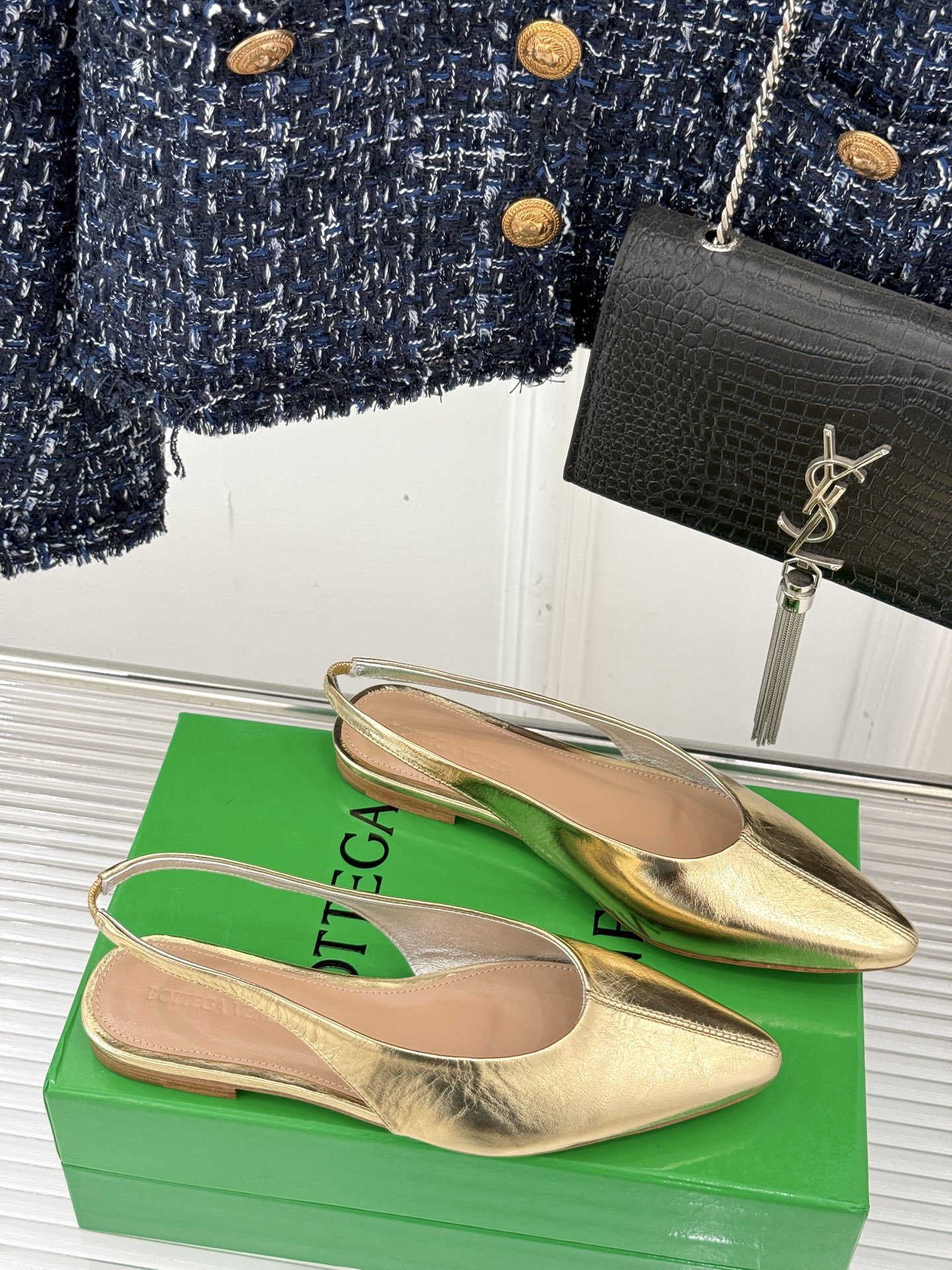 
Bottega Venet*｜BV葆蝶家
25ss新品平底后空凉鞋
设计舒适时尚 让你爱不释手!
既显