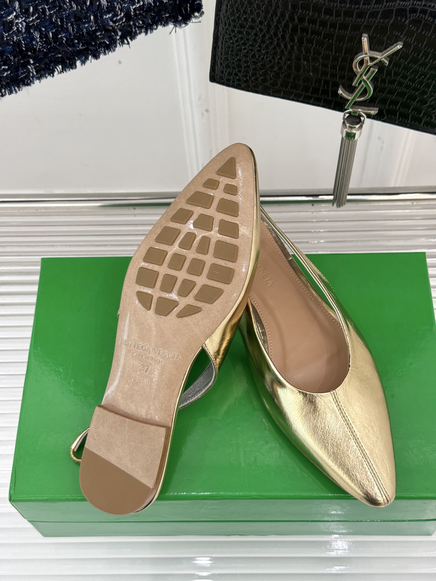 
Bottega Venet*｜BV葆蝶家
25ss新品平底后空凉鞋
设计舒适时尚 让你爱不释手!
既显