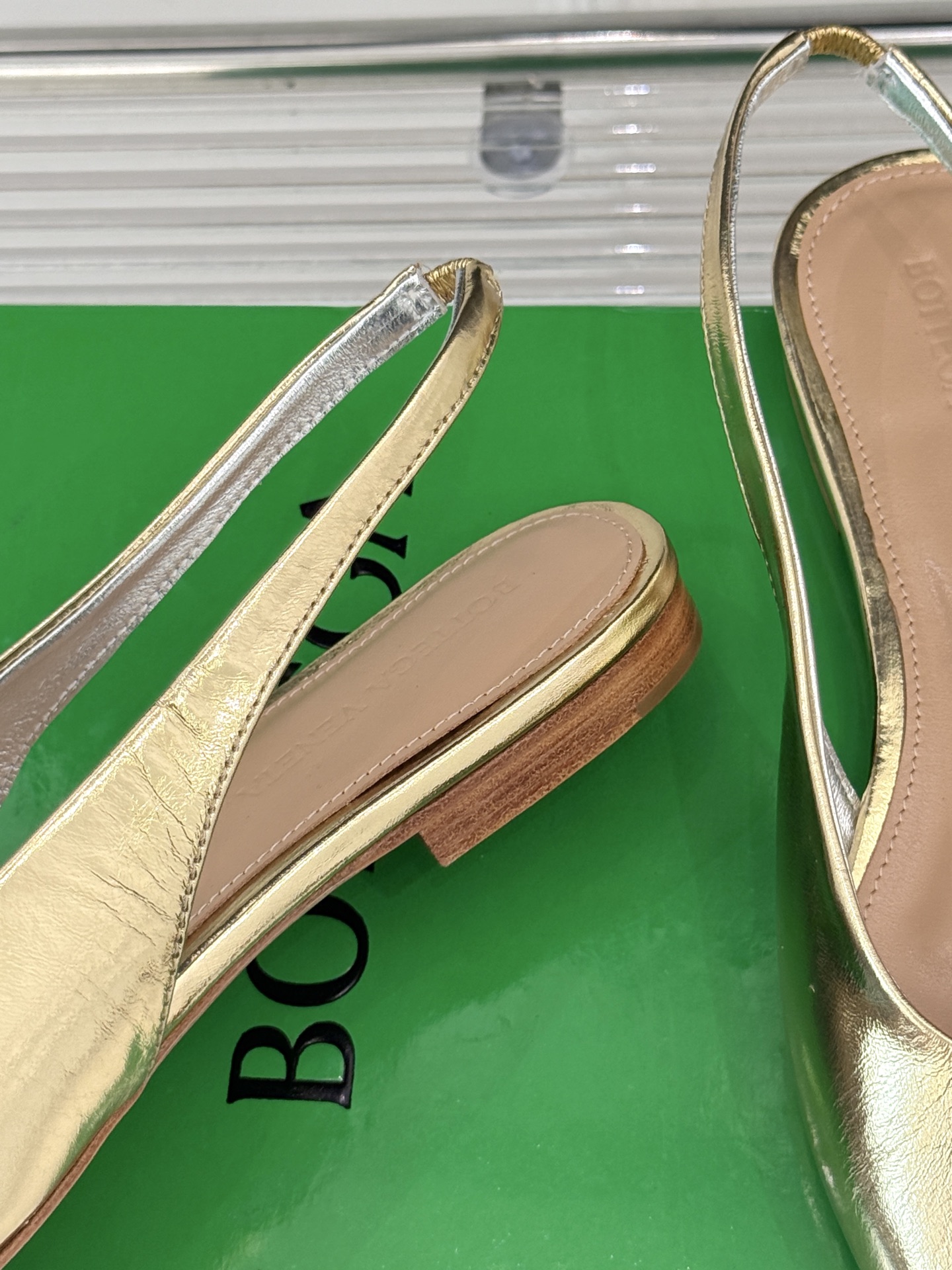 
Bottega Venet*｜BV葆蝶家
25ss新品平底后空凉鞋
设计舒适时尚 让你爱不释手!
既显