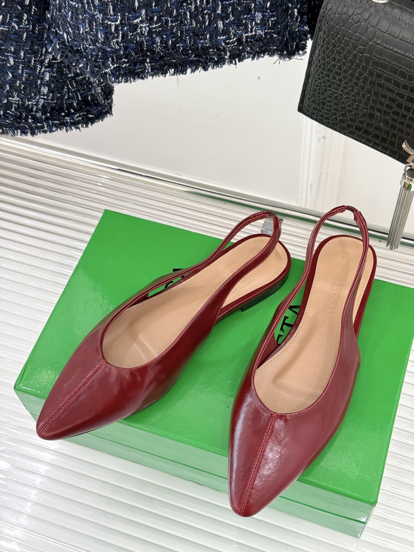 
Bottega Venet*｜BV葆蝶家
25ss新品平底后空凉鞋
设计舒适时尚 让你爱不释手!
既显